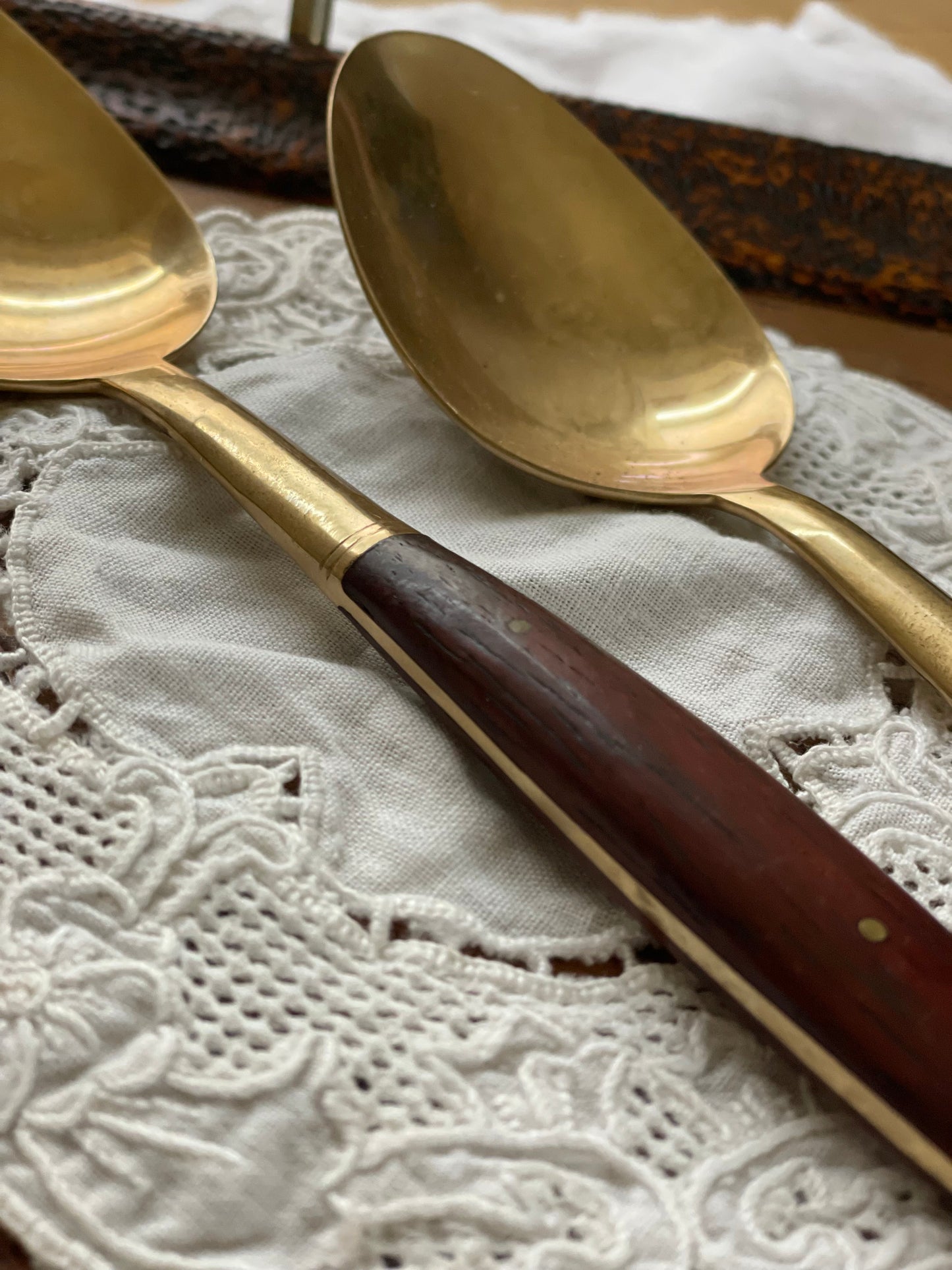 Set 2 linguri servire din alamă și lemn de tec