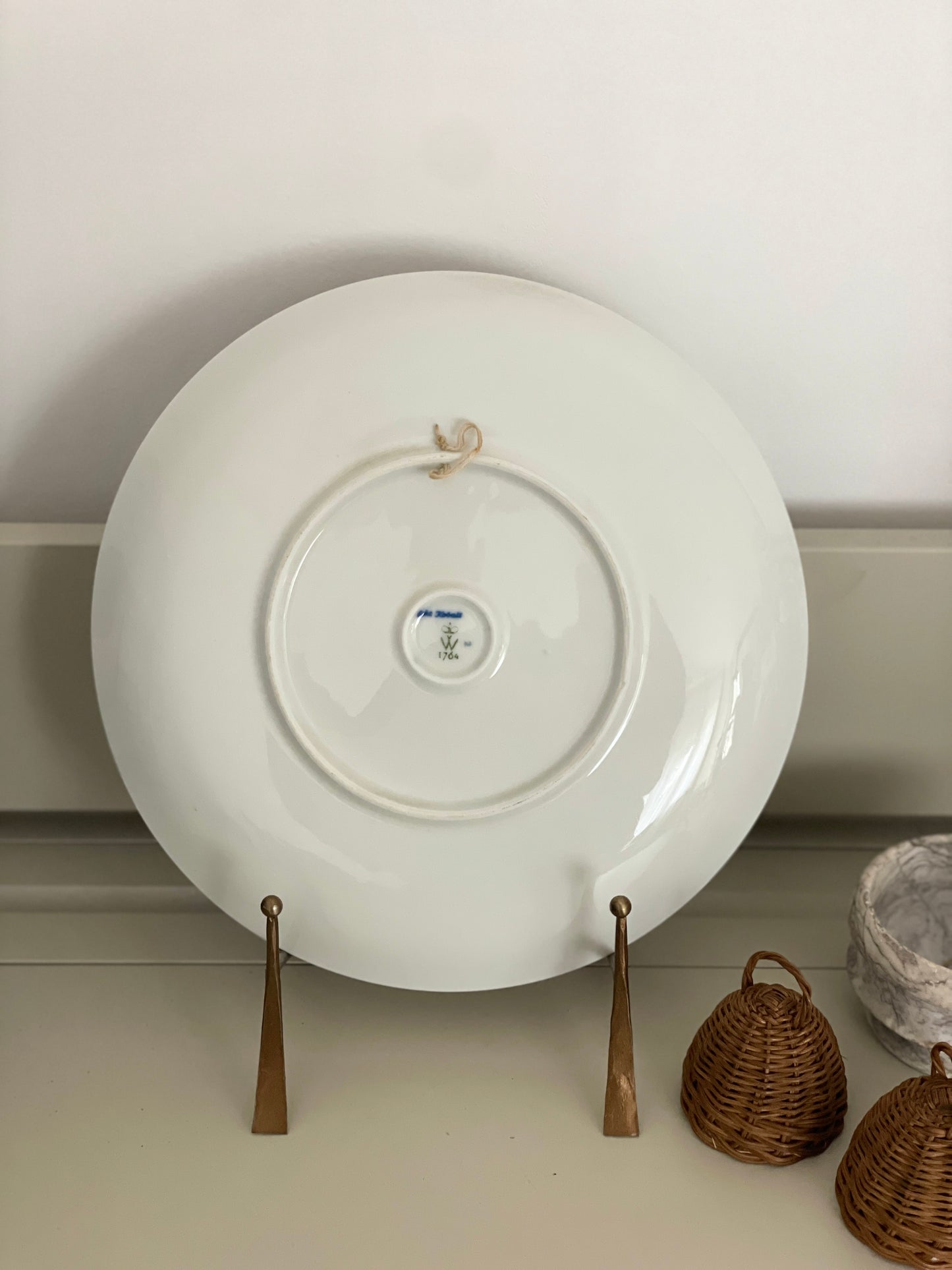 Farfurie albastru cobalt vintage din porțelan, peisaj marin