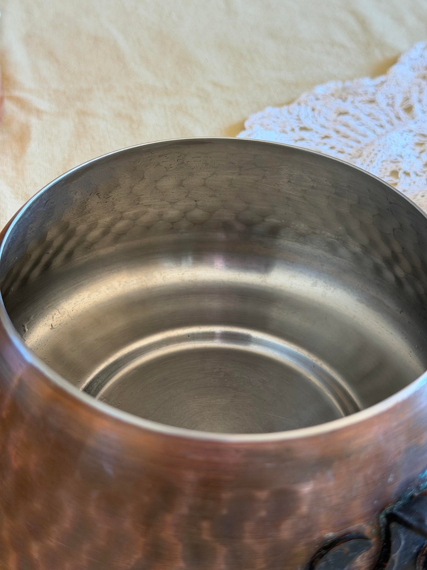 Cratițǎ și capac din cupru ciocănit Spring Culinox Switzerland