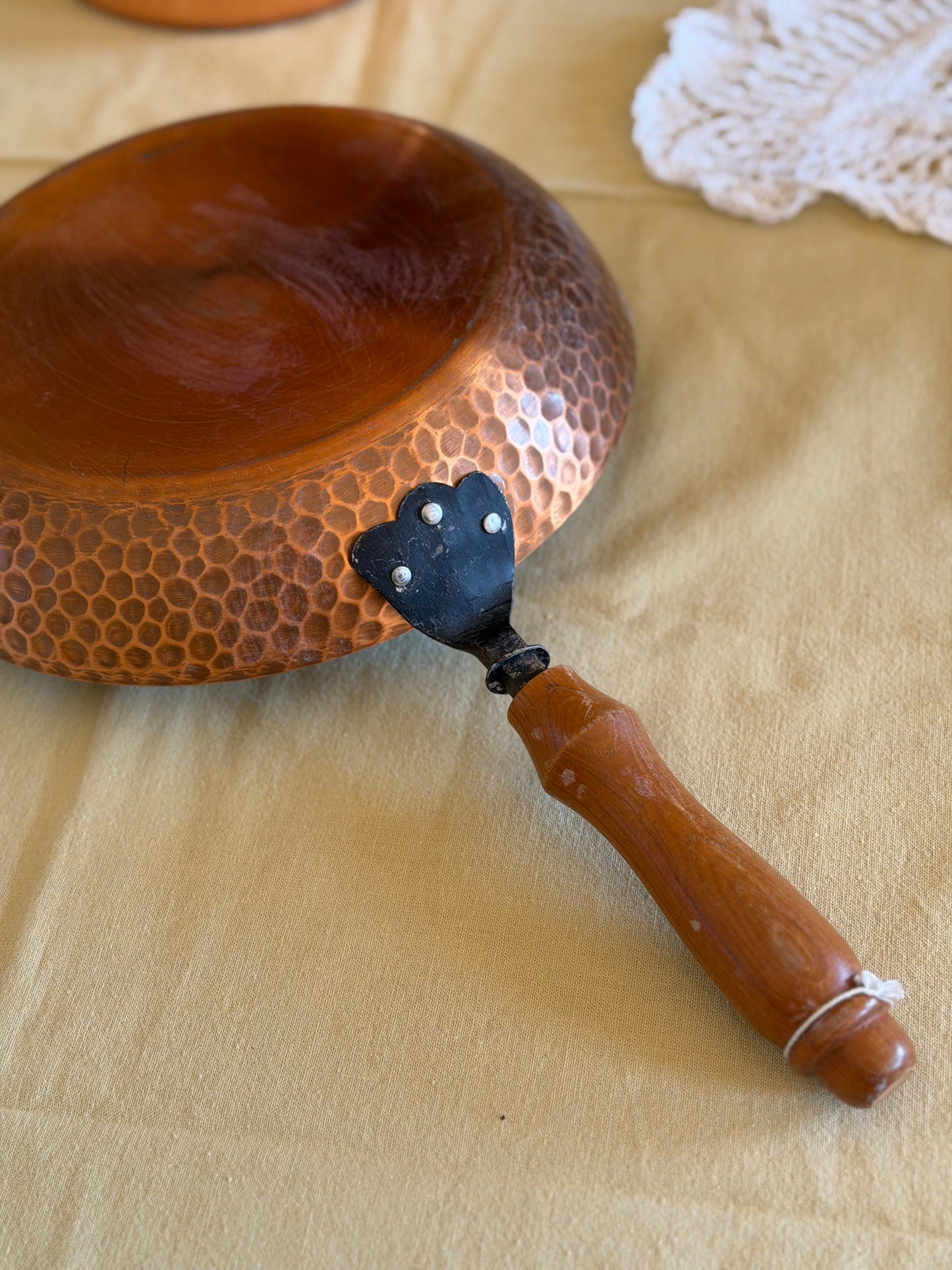 Tigaie din cupru ciocănit cu mâner din lemn, 1960