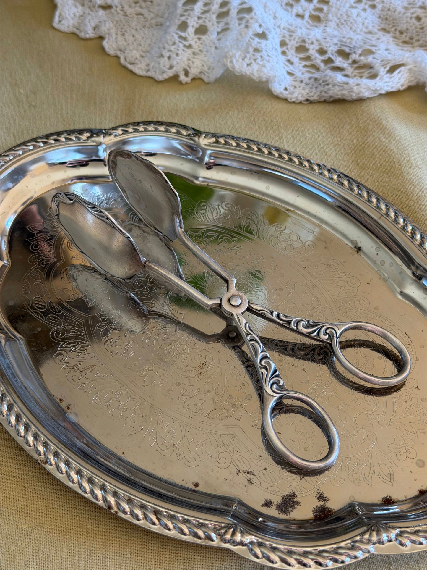 Tavǎ ovalǎ pentru servire placatǎ cu argint și gravuri detaliate