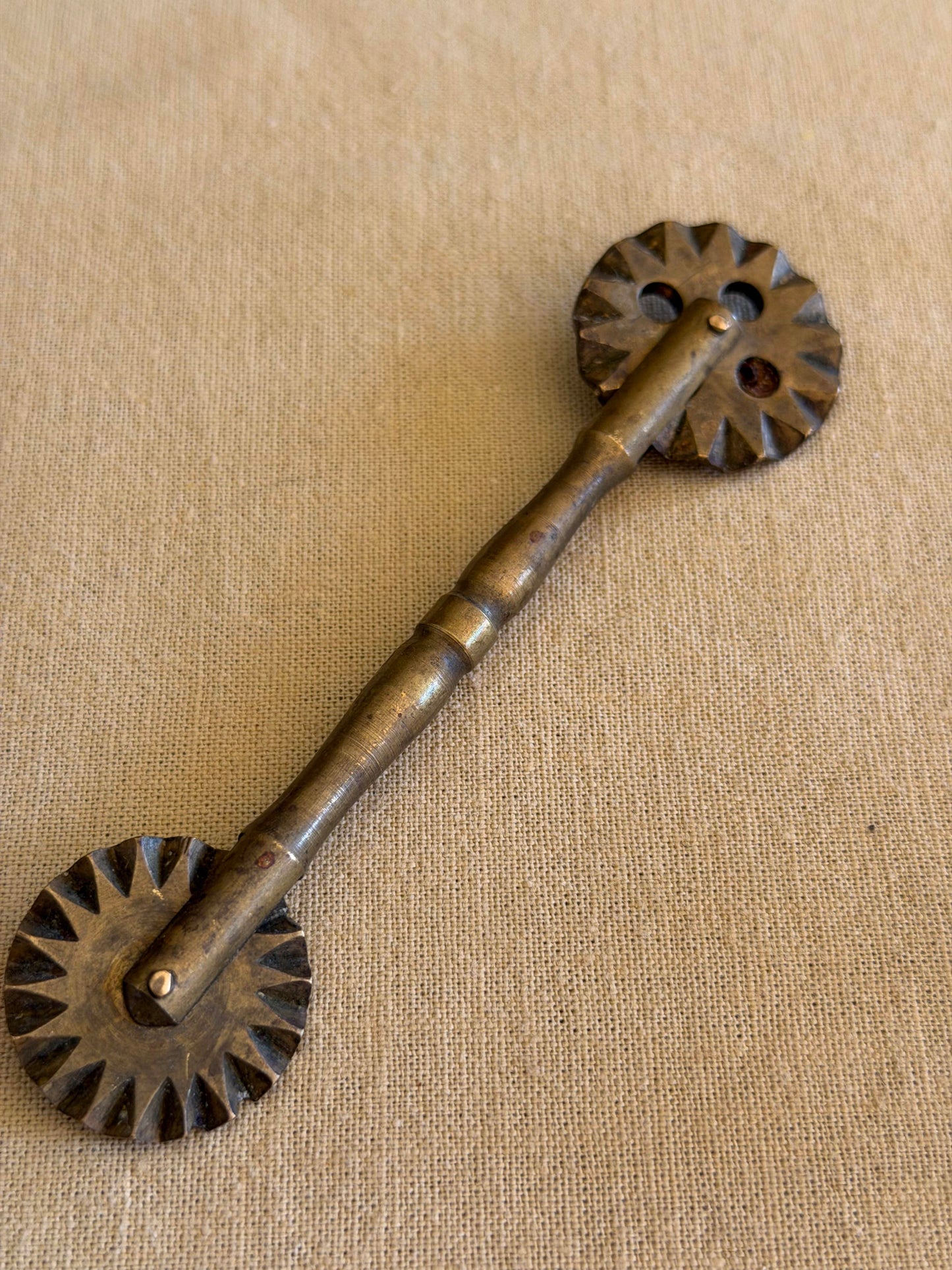 Ustensilǎ de tǎiat aluat din alamǎ