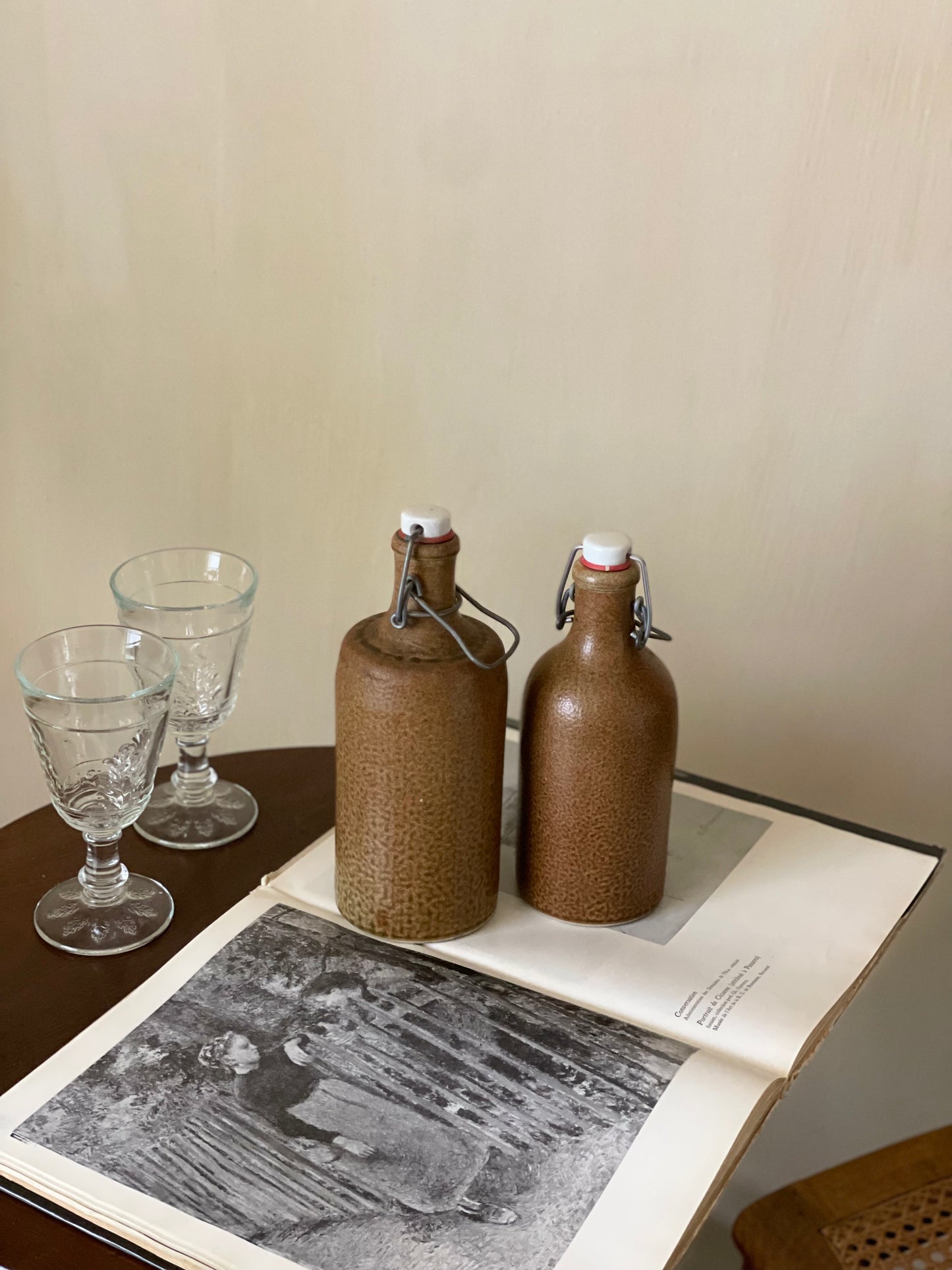 Recipient vintage din lut cu închidere ermetică