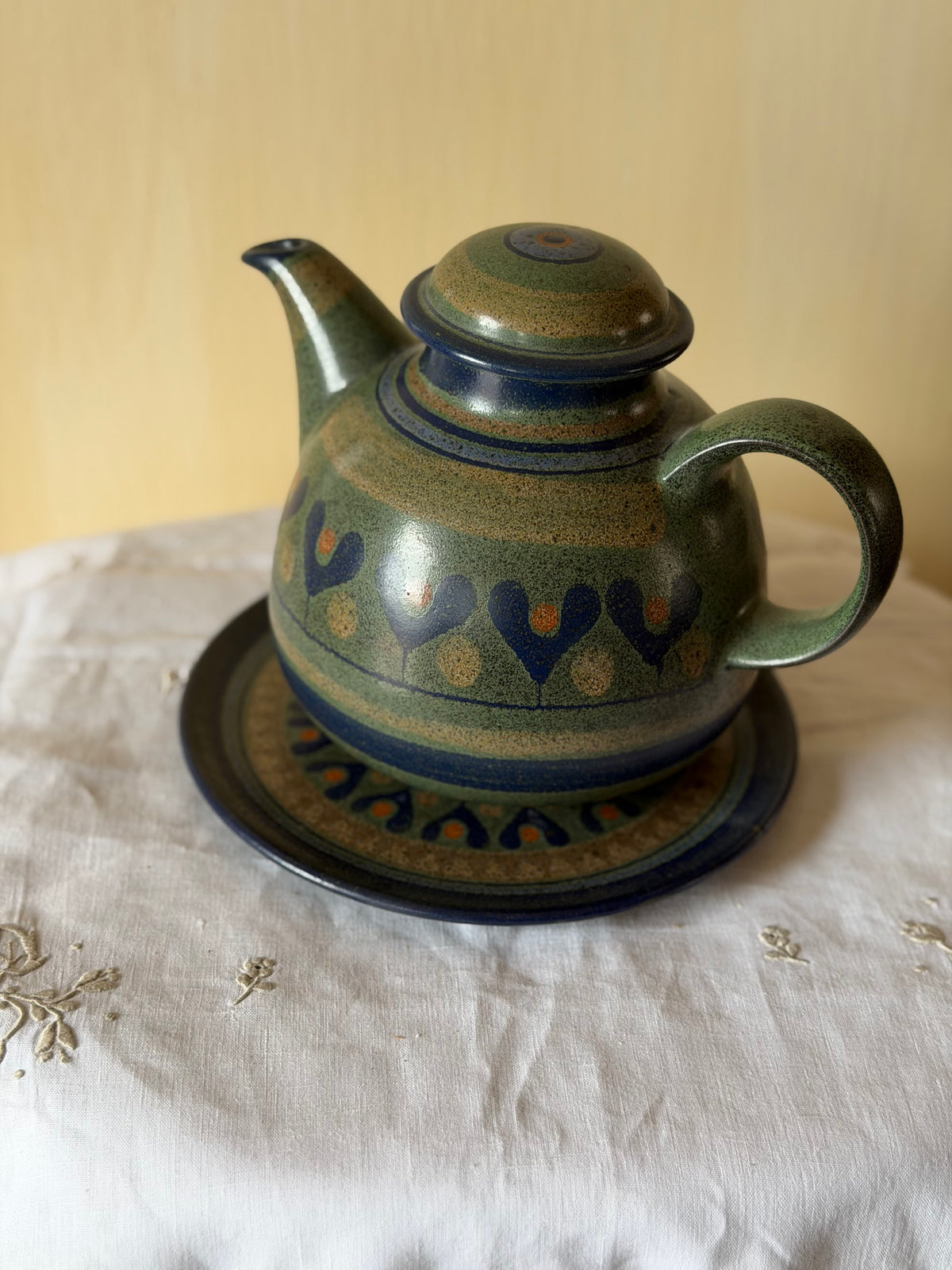Set de ceainic si farfurie design vintage, din ceramica