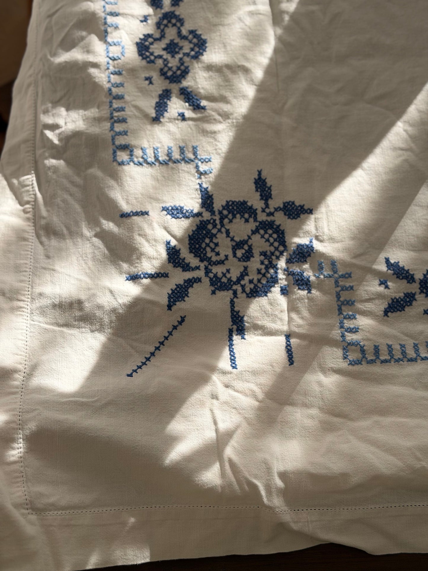 Față de masă florală, brodată manual din bumbac