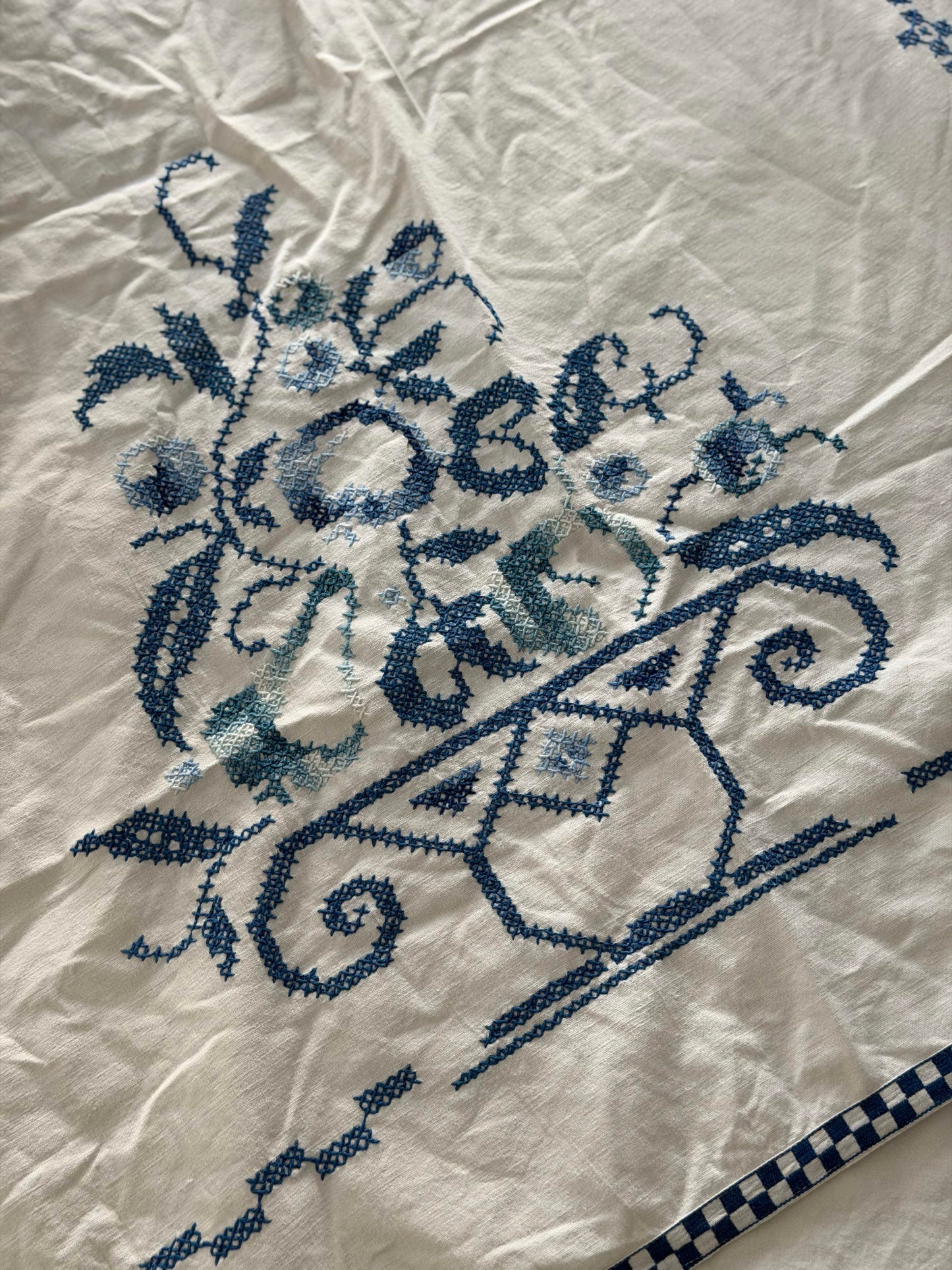 Centru de masă din bumbac, brodat manual floral