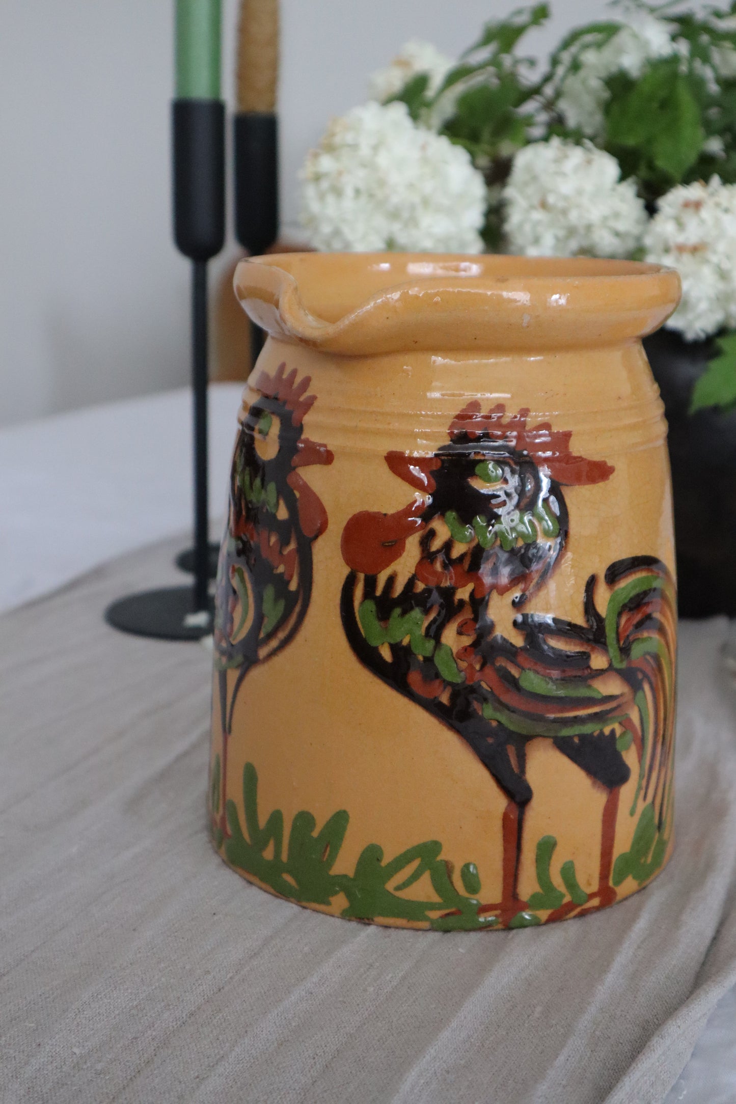 Carafă veche din ceramică pictată manual