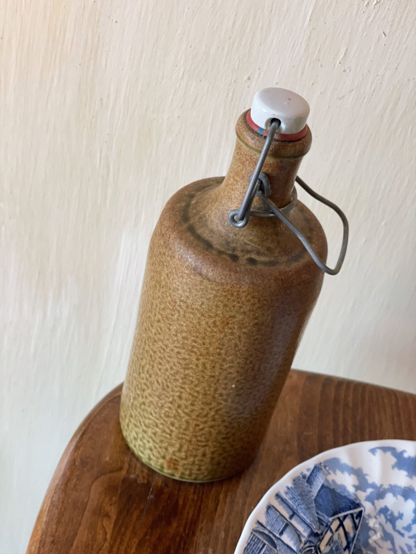 Recipient din lut cu închidere ermetică