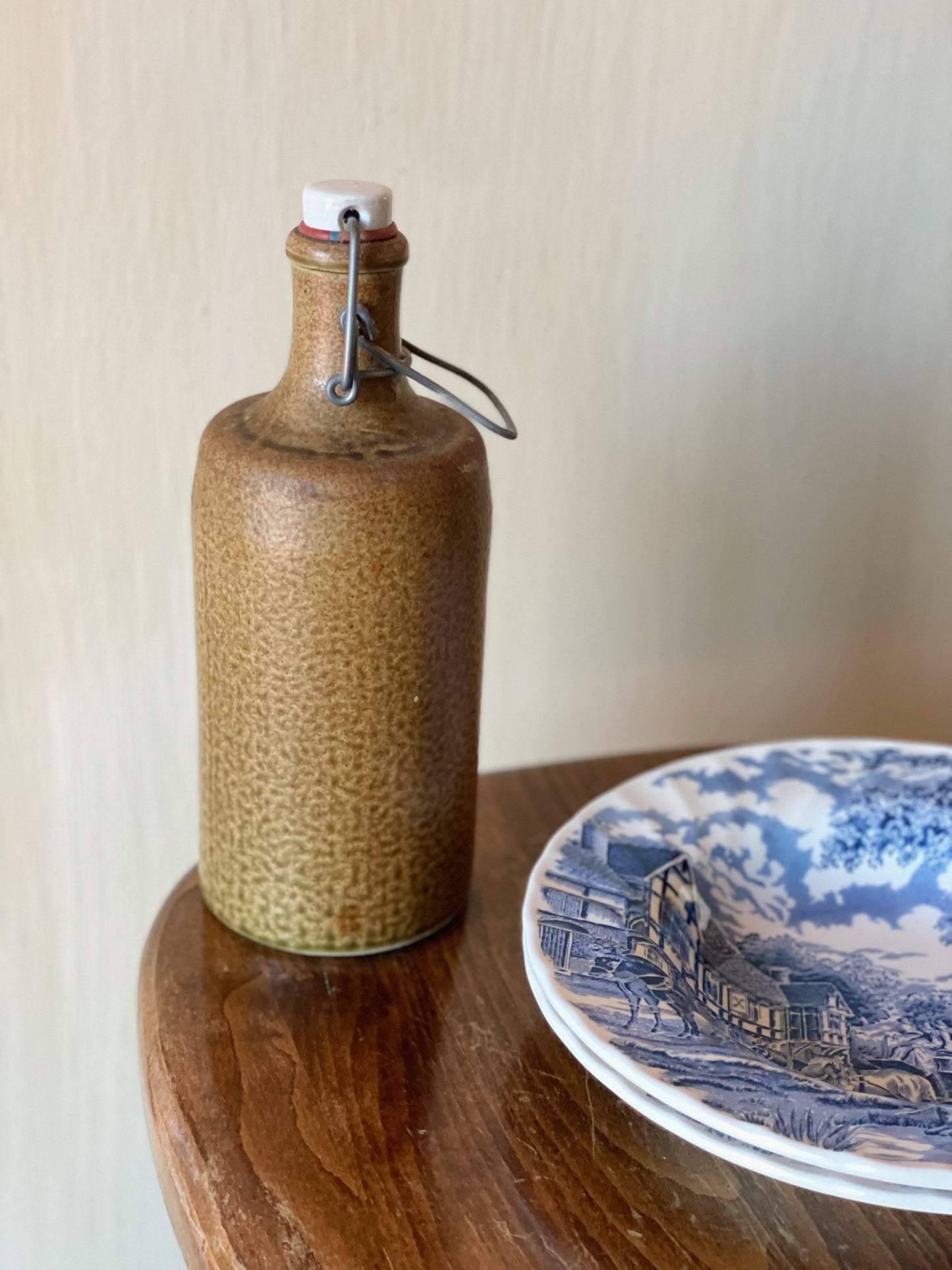 Recipient din lut cu închidere ermetică