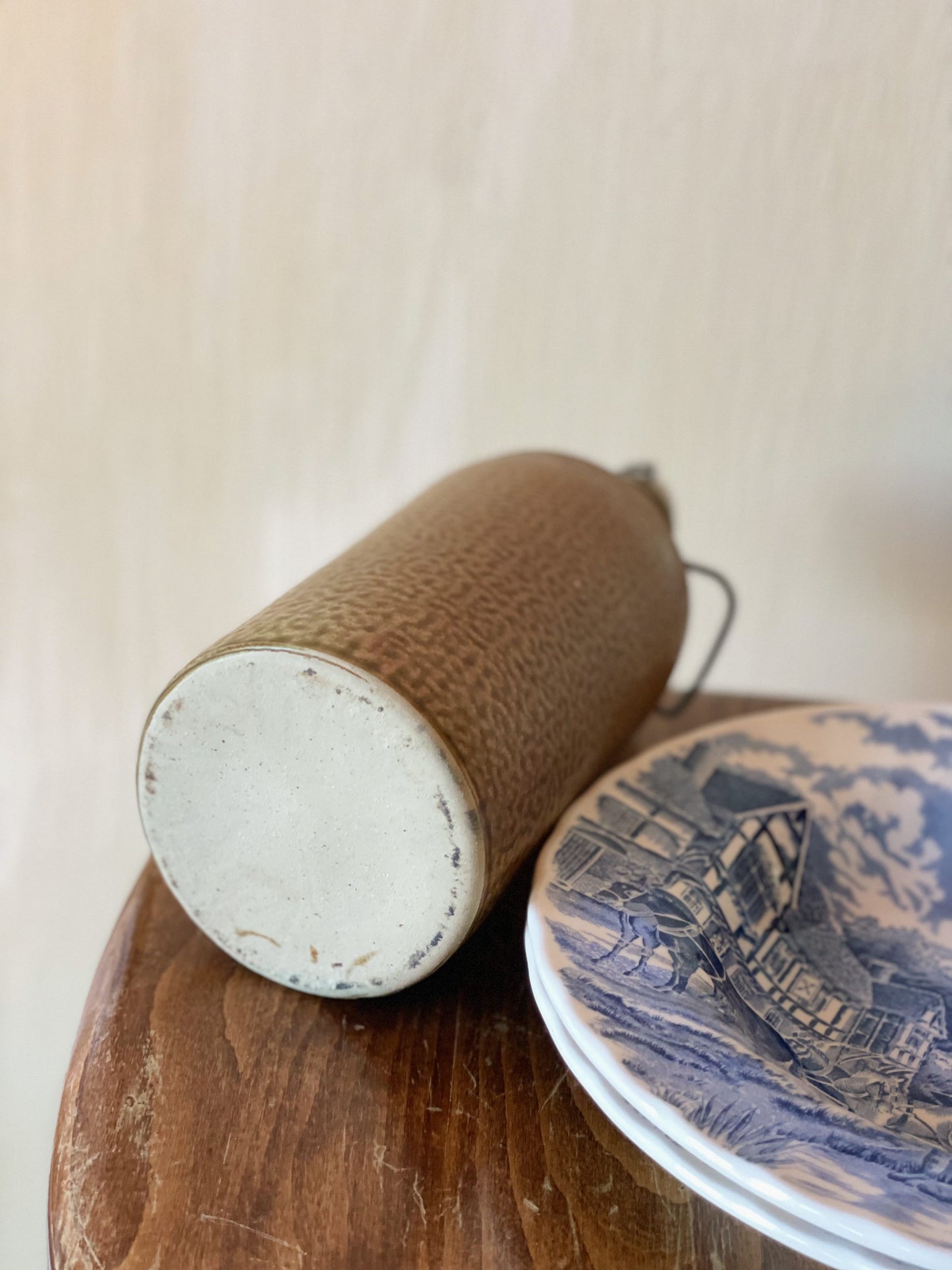 Recipient din lut cu închidere ermetică