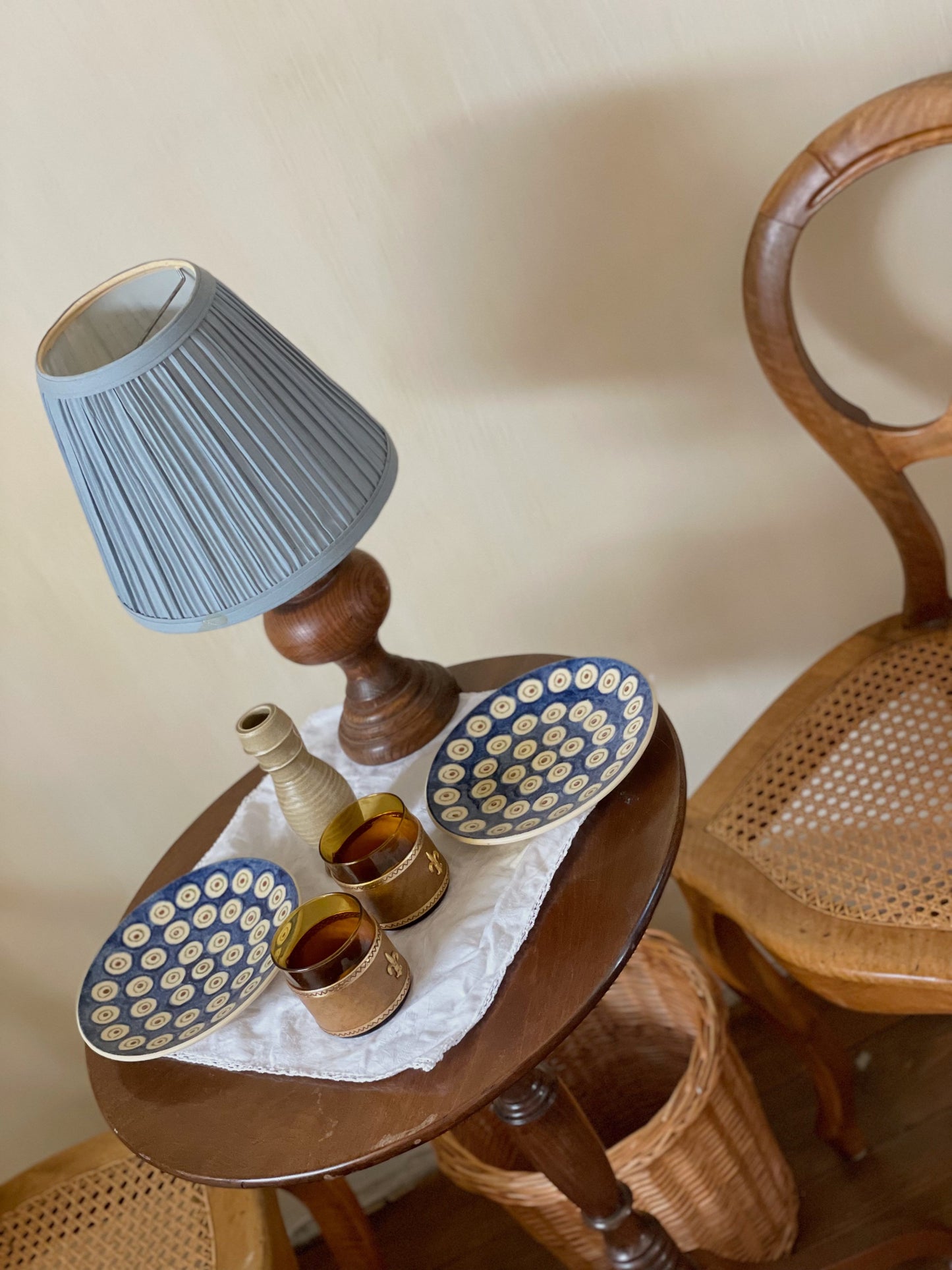 Lampă vintage din lemn masiv, abajur textil din in