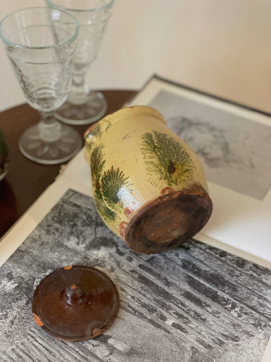 Ulcică veche din ceramică lucrată manual