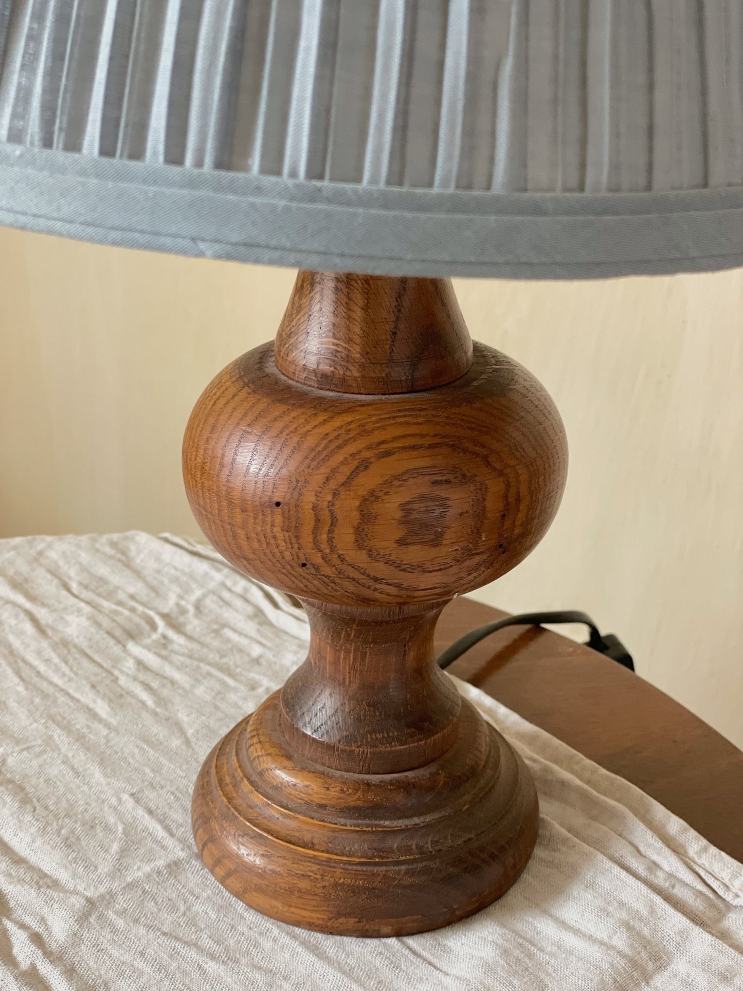 Lampă vintage din lemn masiv, abajur textil din in