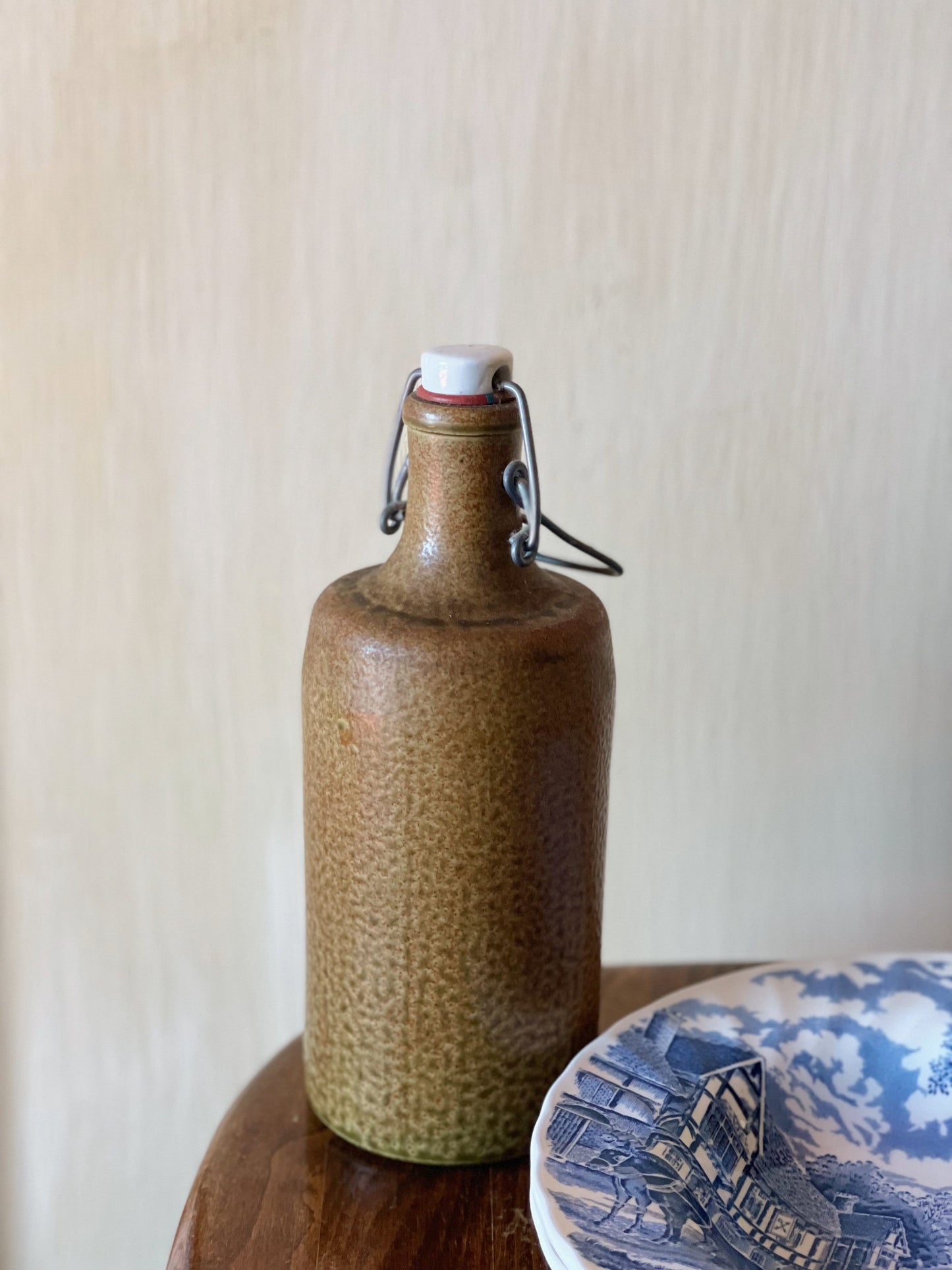 Recipient din lut cu închidere ermetică