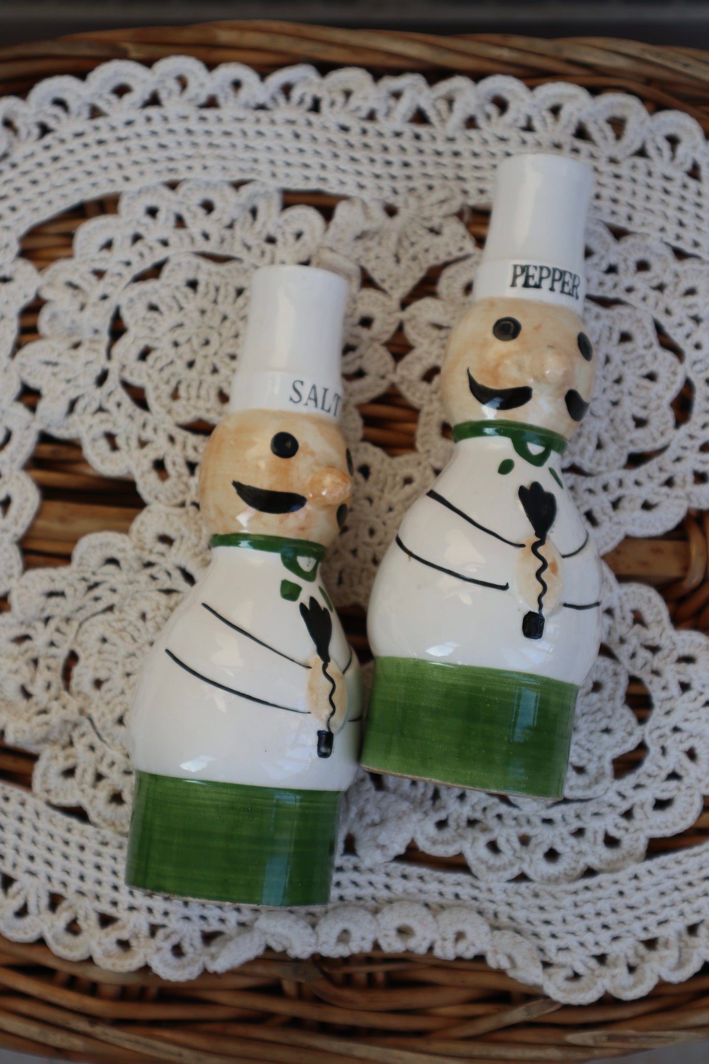 Solniță și piperniță vintage din ceramică pictate manual