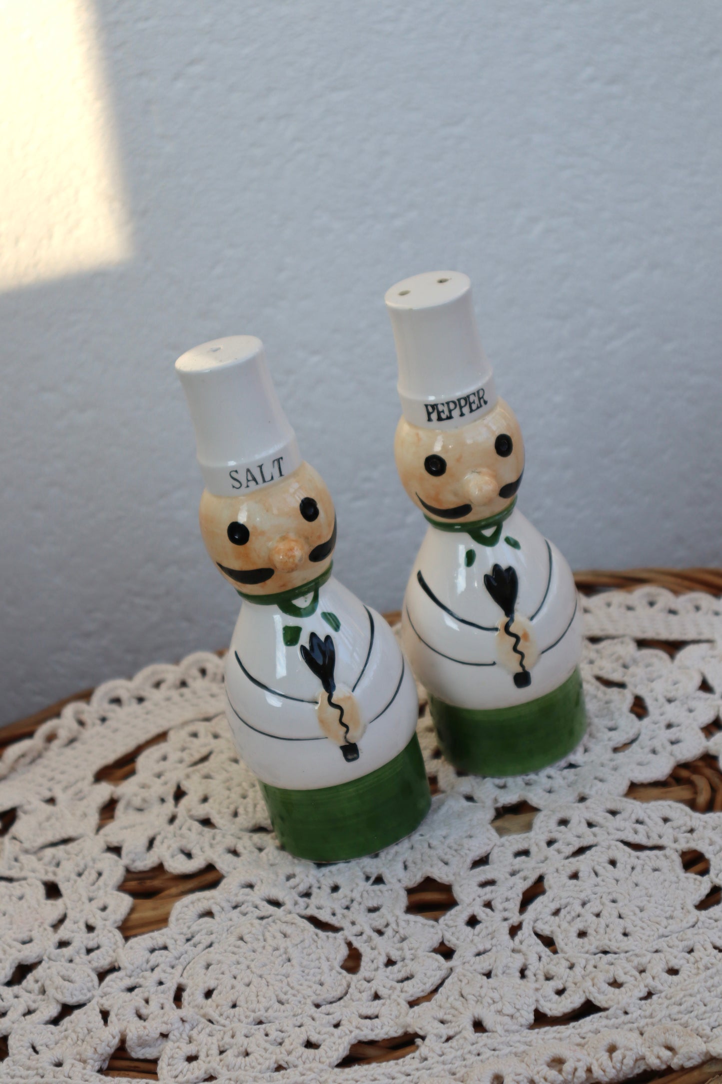 Solniță și piperniță vintage din ceramică pictate manual