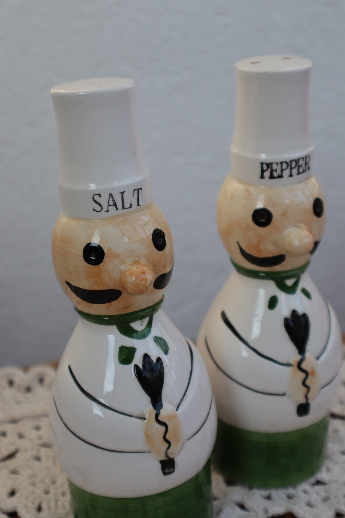 Solniță și piperniță vintage din ceramică pictate manual