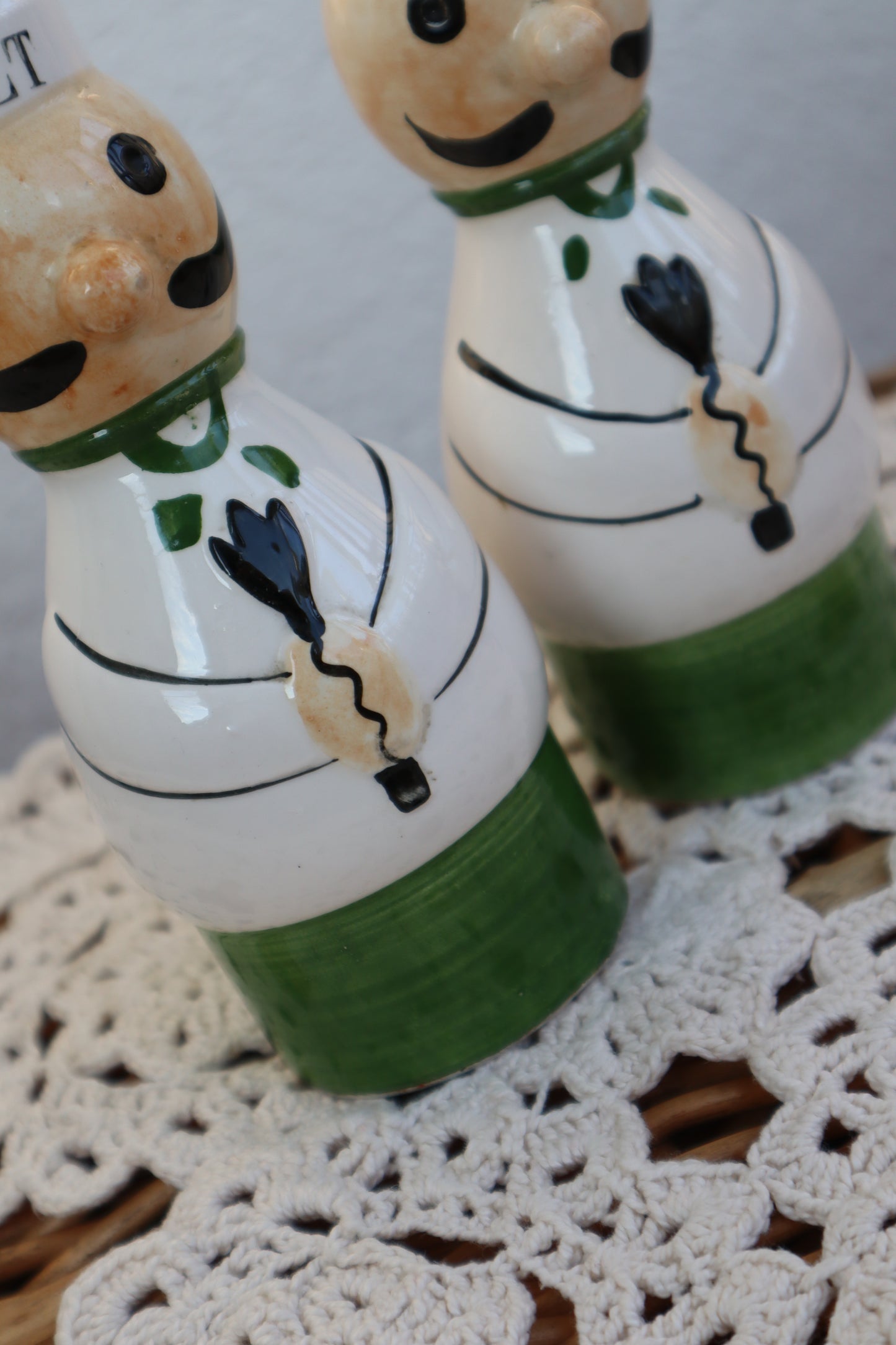 Solniță și piperniță vintage din ceramică pictate manual