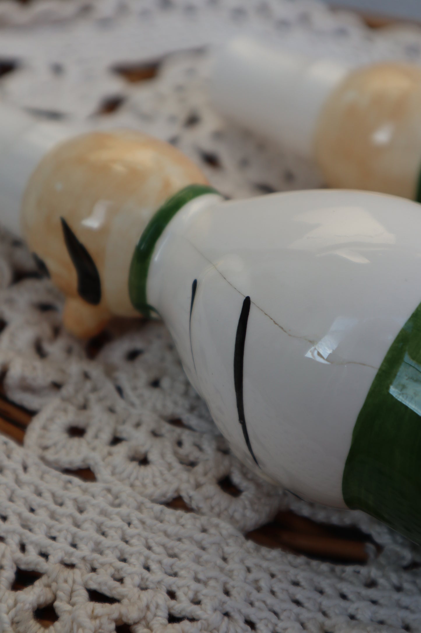 Solniță și piperniță vintage din ceramică pictate manual