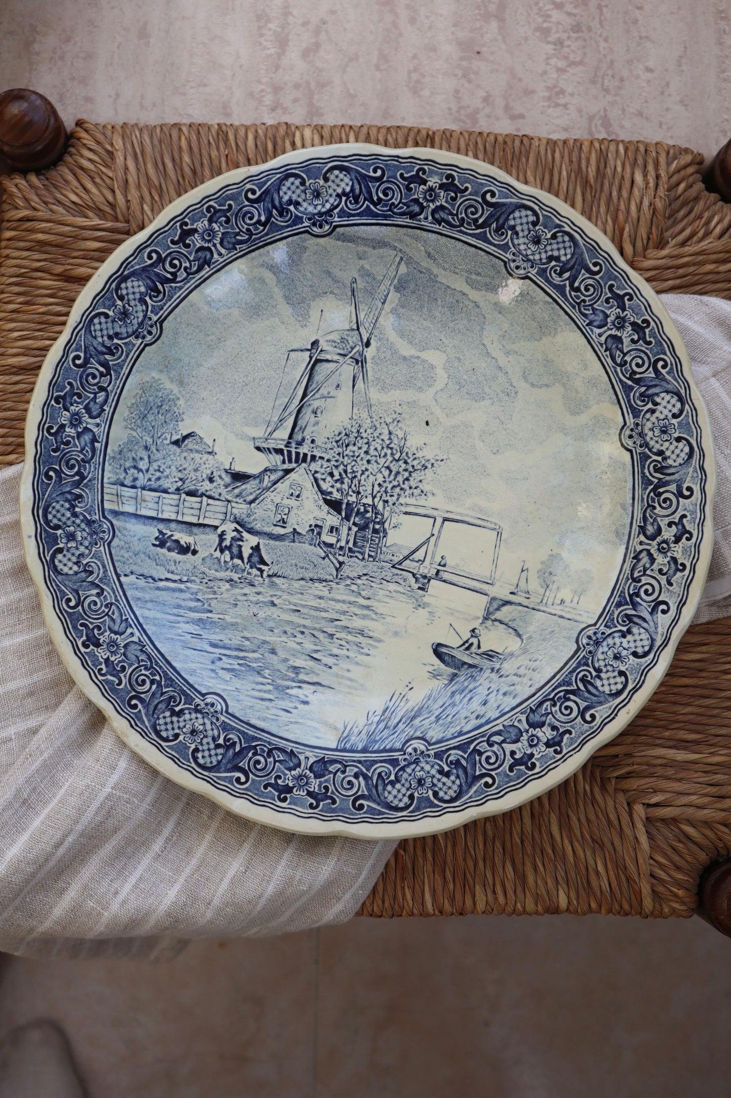 Platou/Farfurie mare din ceramică de colecție-Delfts by Boch, pictată manual