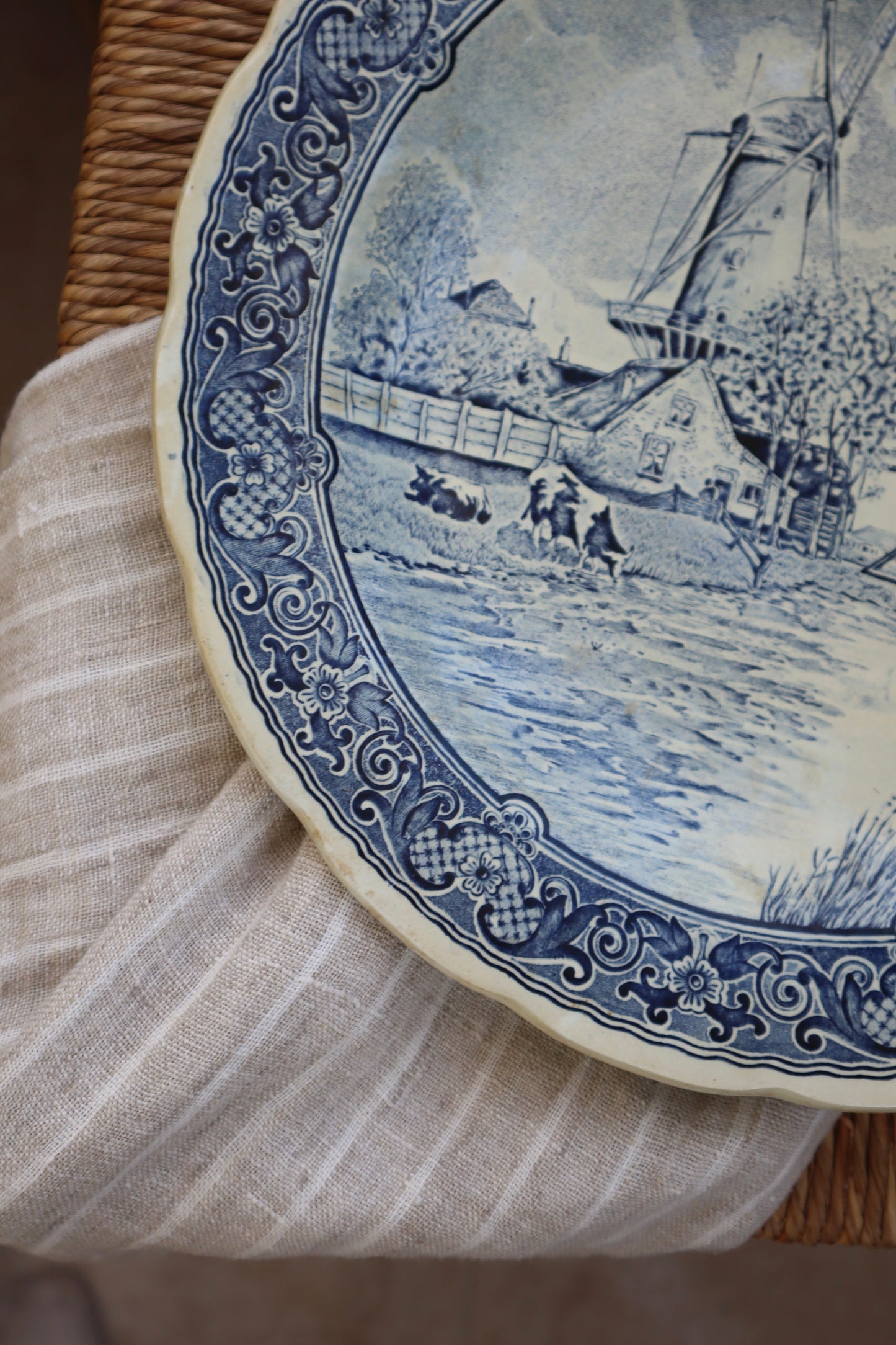 Platou/Farfurie mare din ceramică de colecție-Delfts by Boch, pictată manual