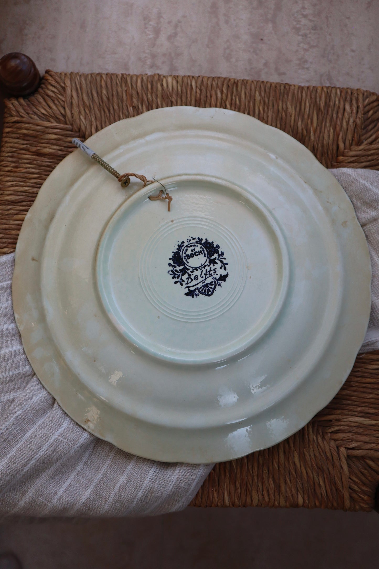 Platou/Farfurie mare din ceramică de colecție-Delfts by Boch, pictată manual