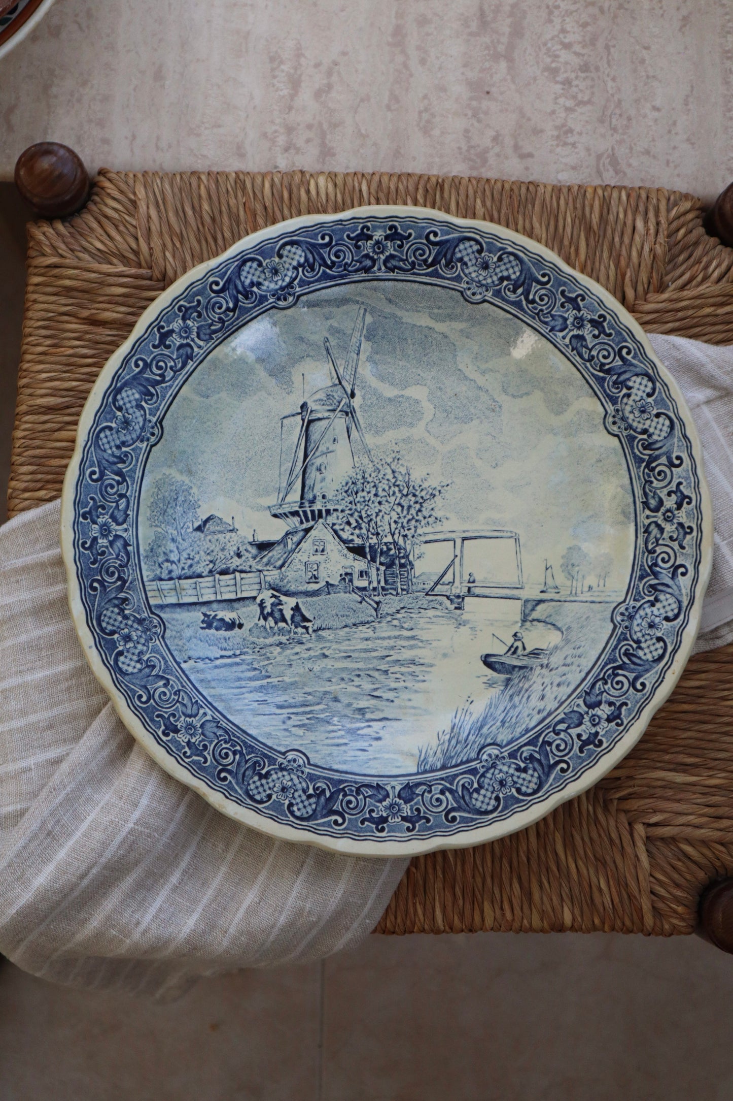 Platou/Farfurie mare din ceramică de colecție-Delfts by Boch, pictată manual