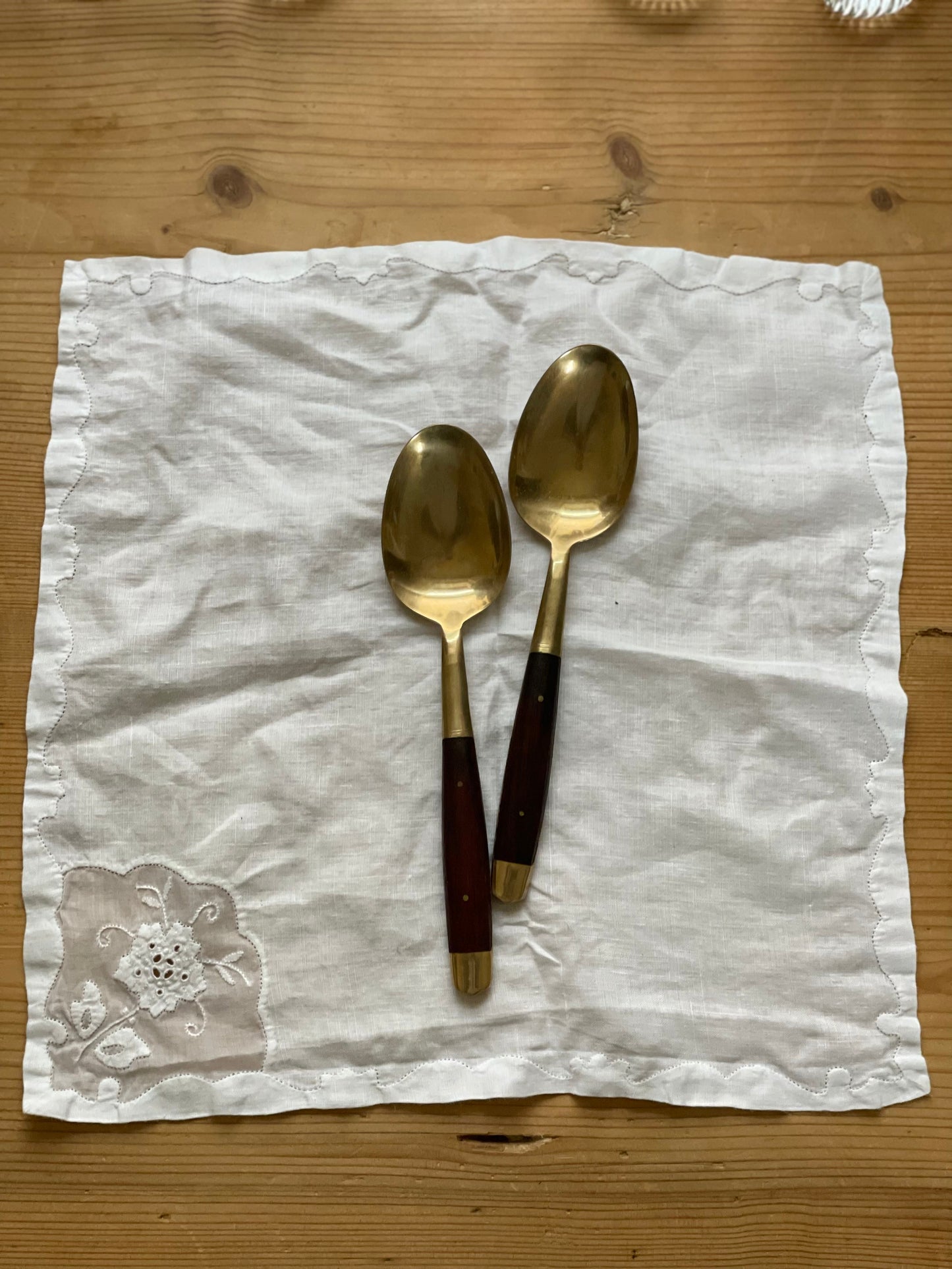 Set 2 linguri servire din alamă și lemn de tec