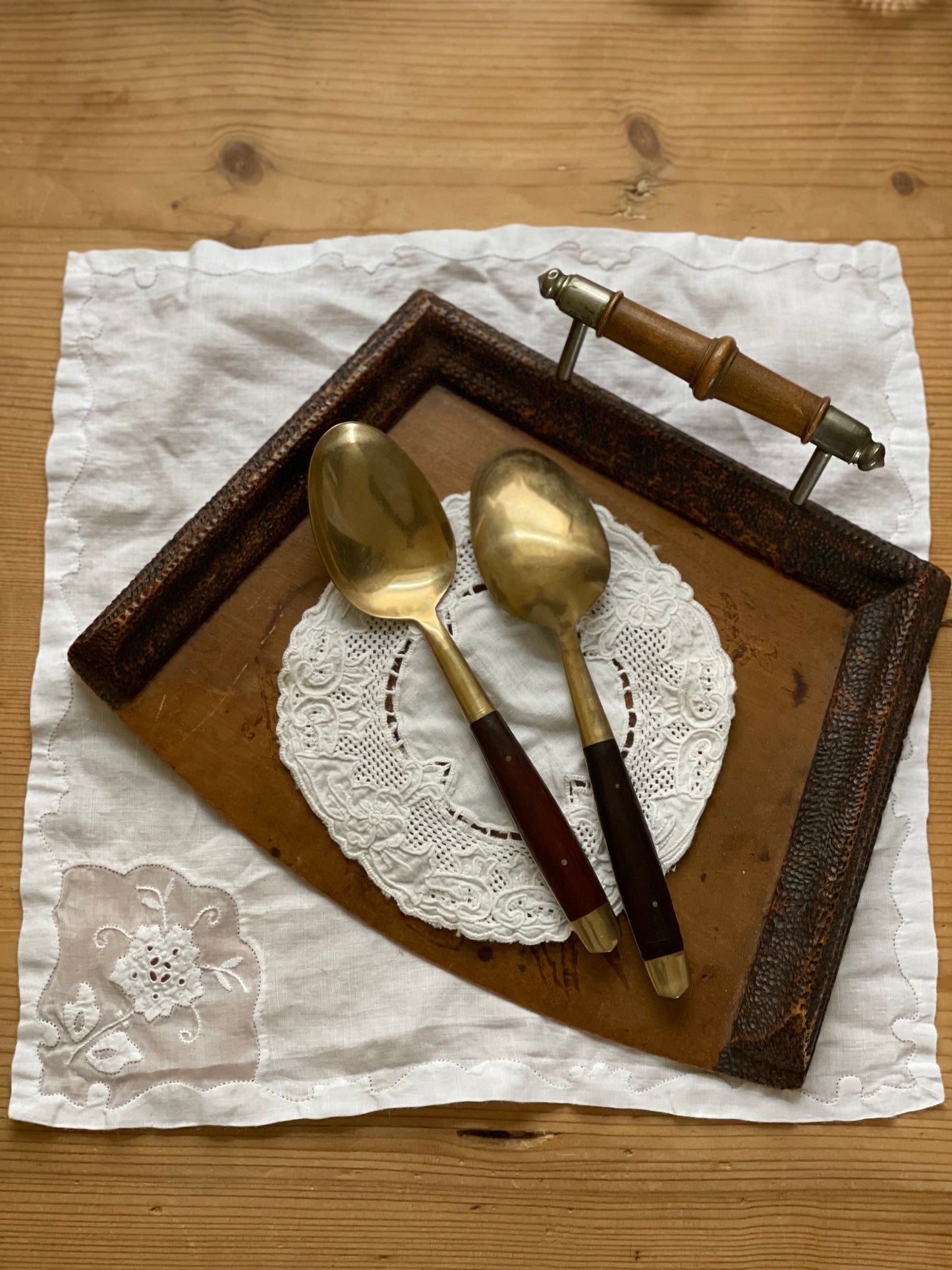 Set 2 linguri servire din alamă și lemn de tec