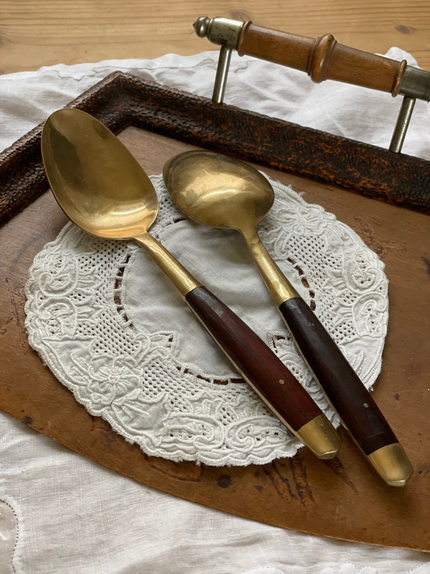 Set 2 linguri servire din alamă și lemn de tec