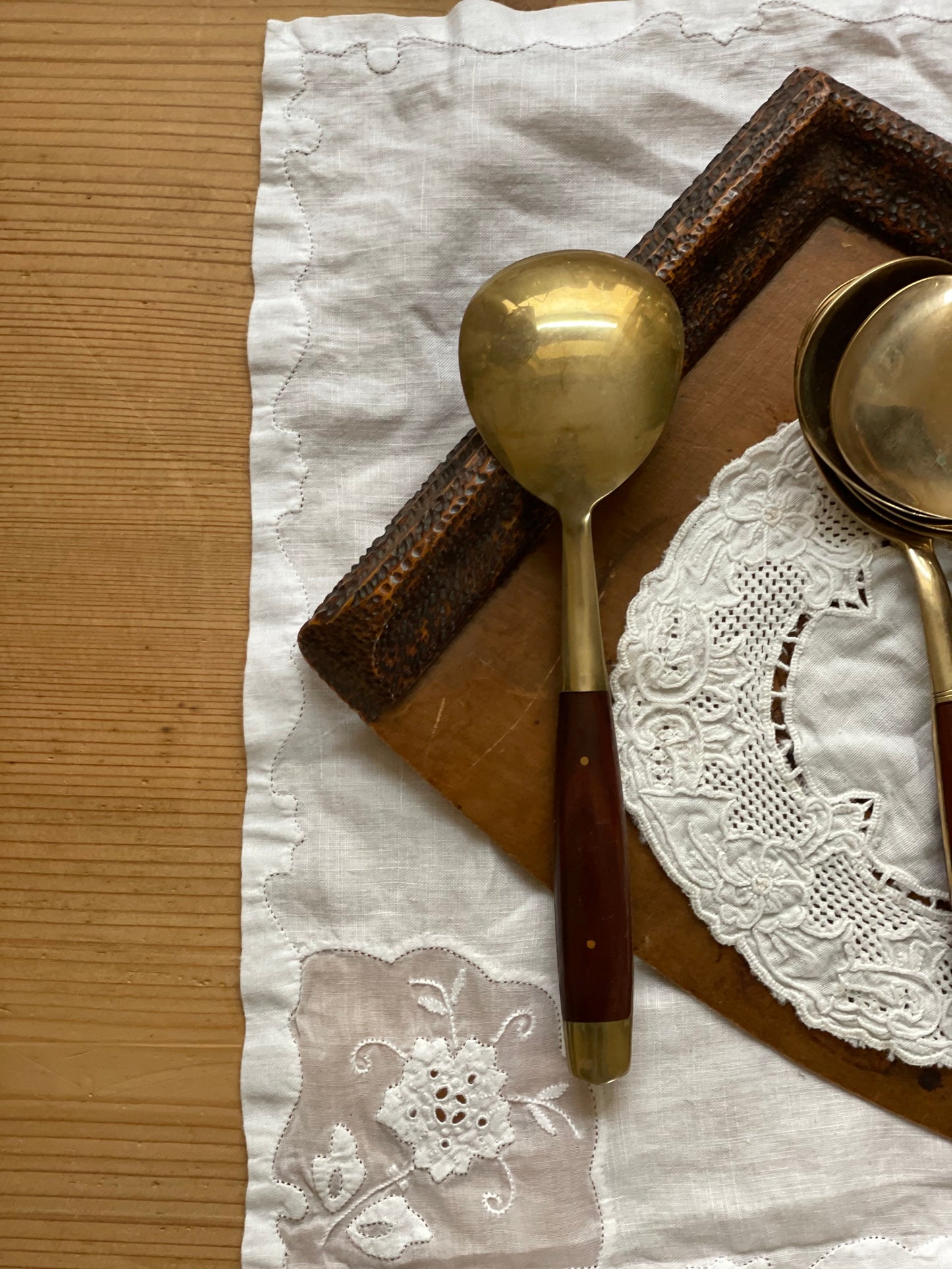 Tacâmuri vintage din alamă și lemn de trandafir, mid-century