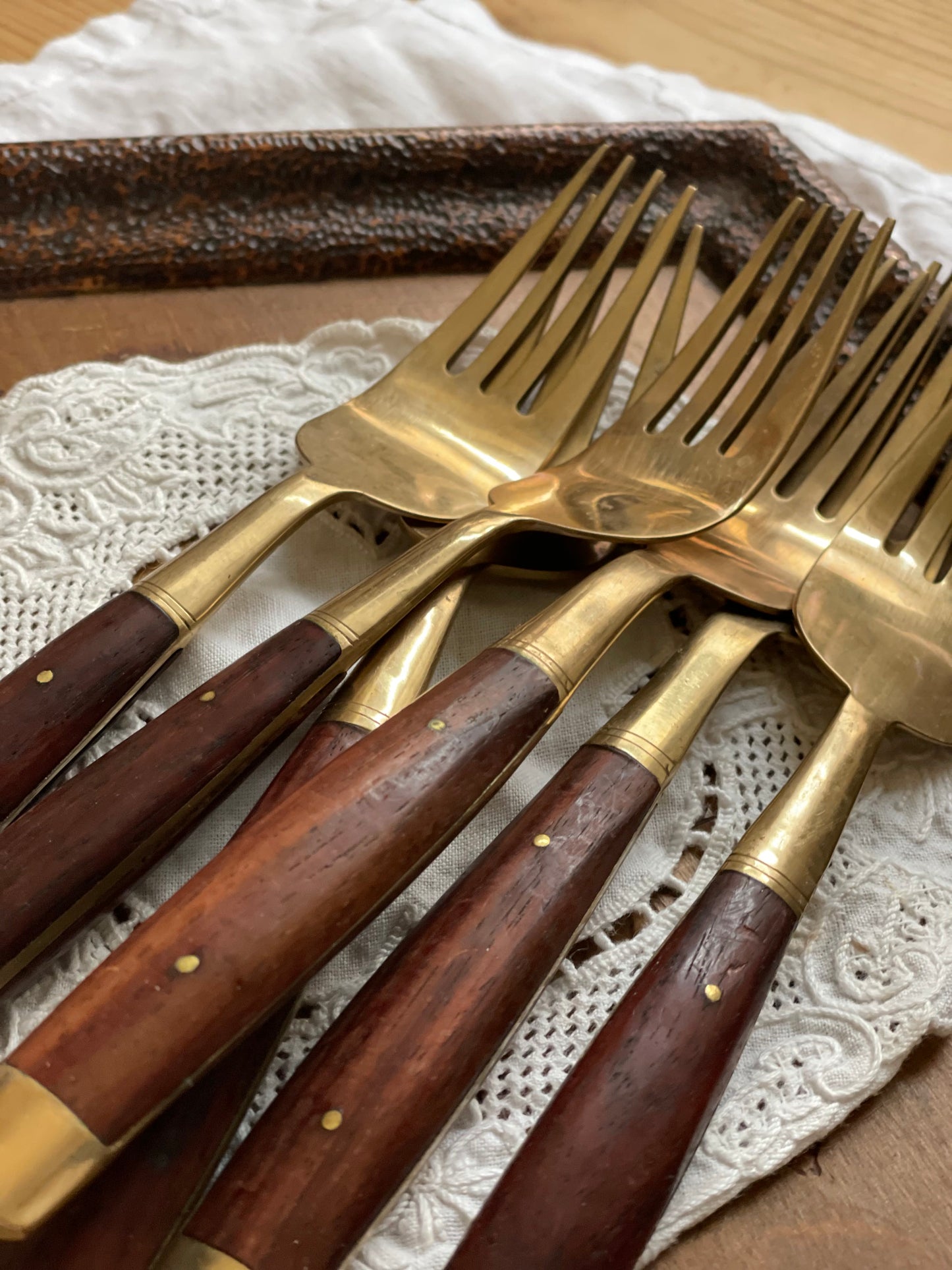 Tacâmuri vintage din alamă și lemn de trandafir, mid-century