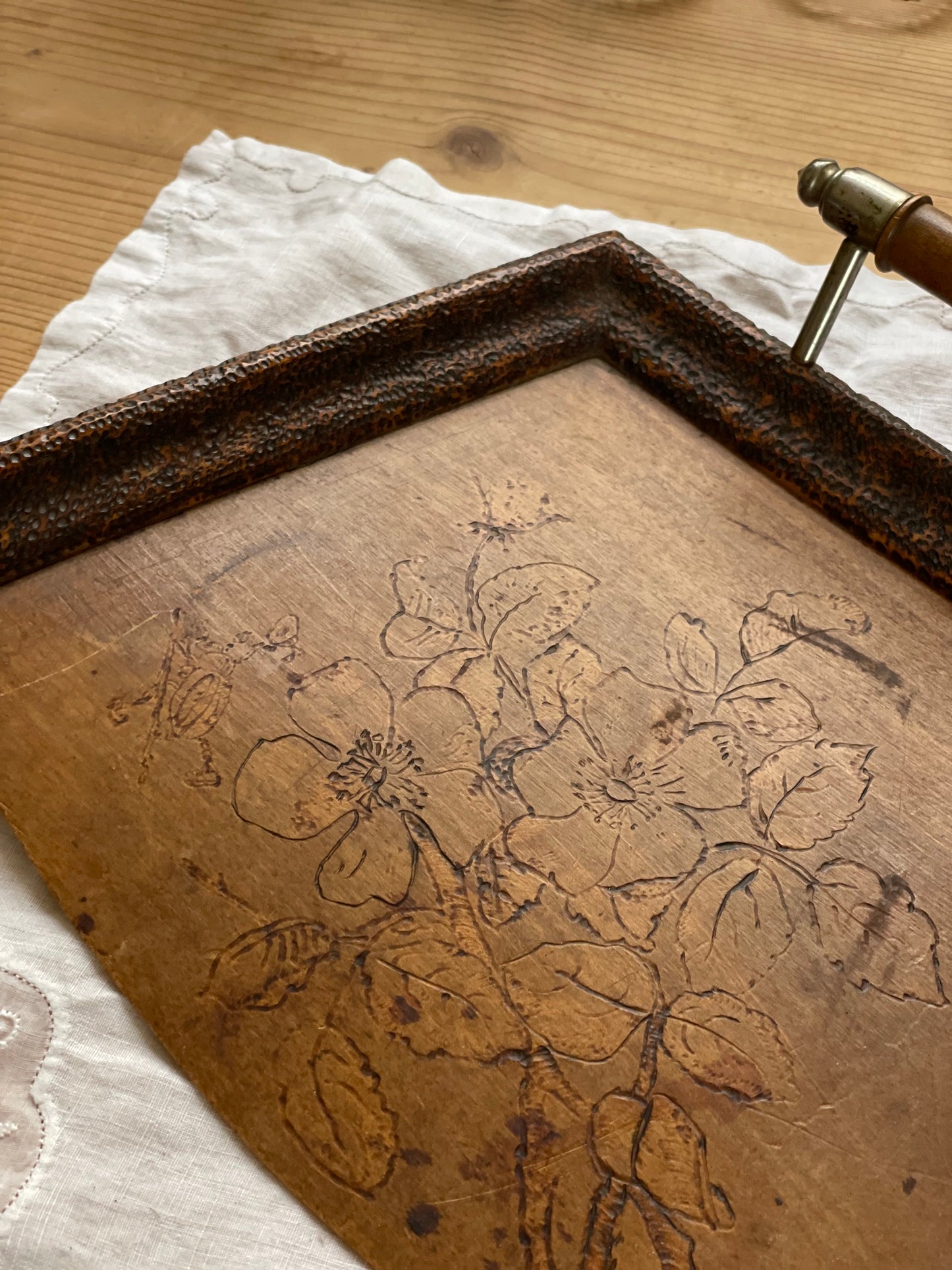 Făraș vintage din lemn, pirogravat