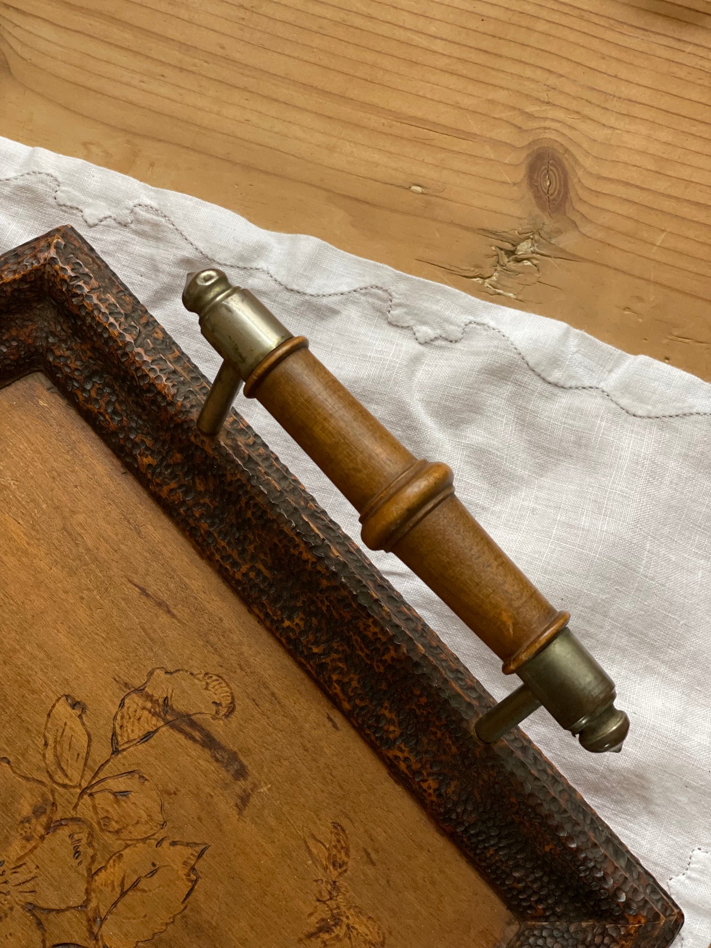 Făraș vintage din lemn, pirogravat