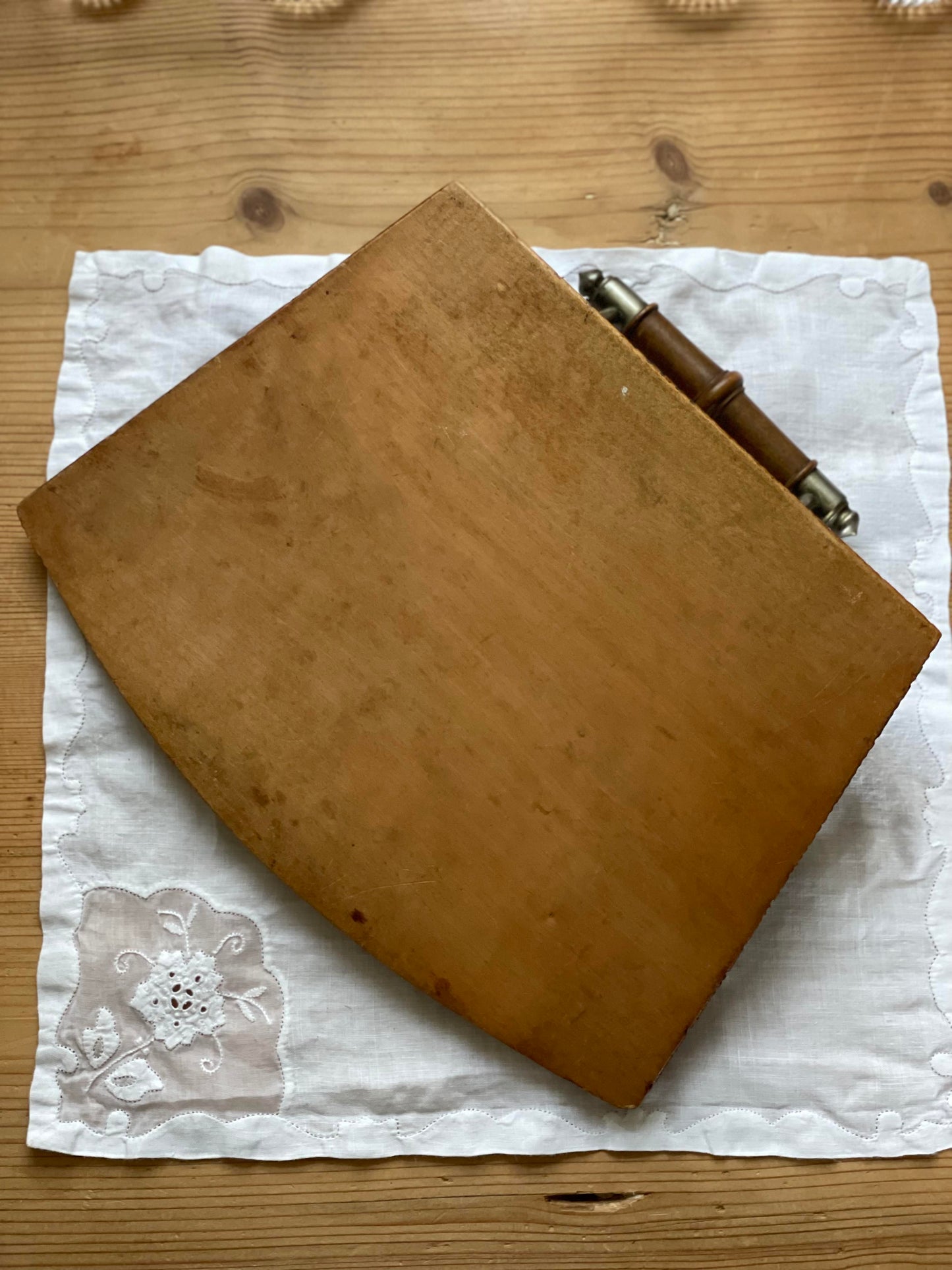 Făraș vintage din lemn, pirogravat