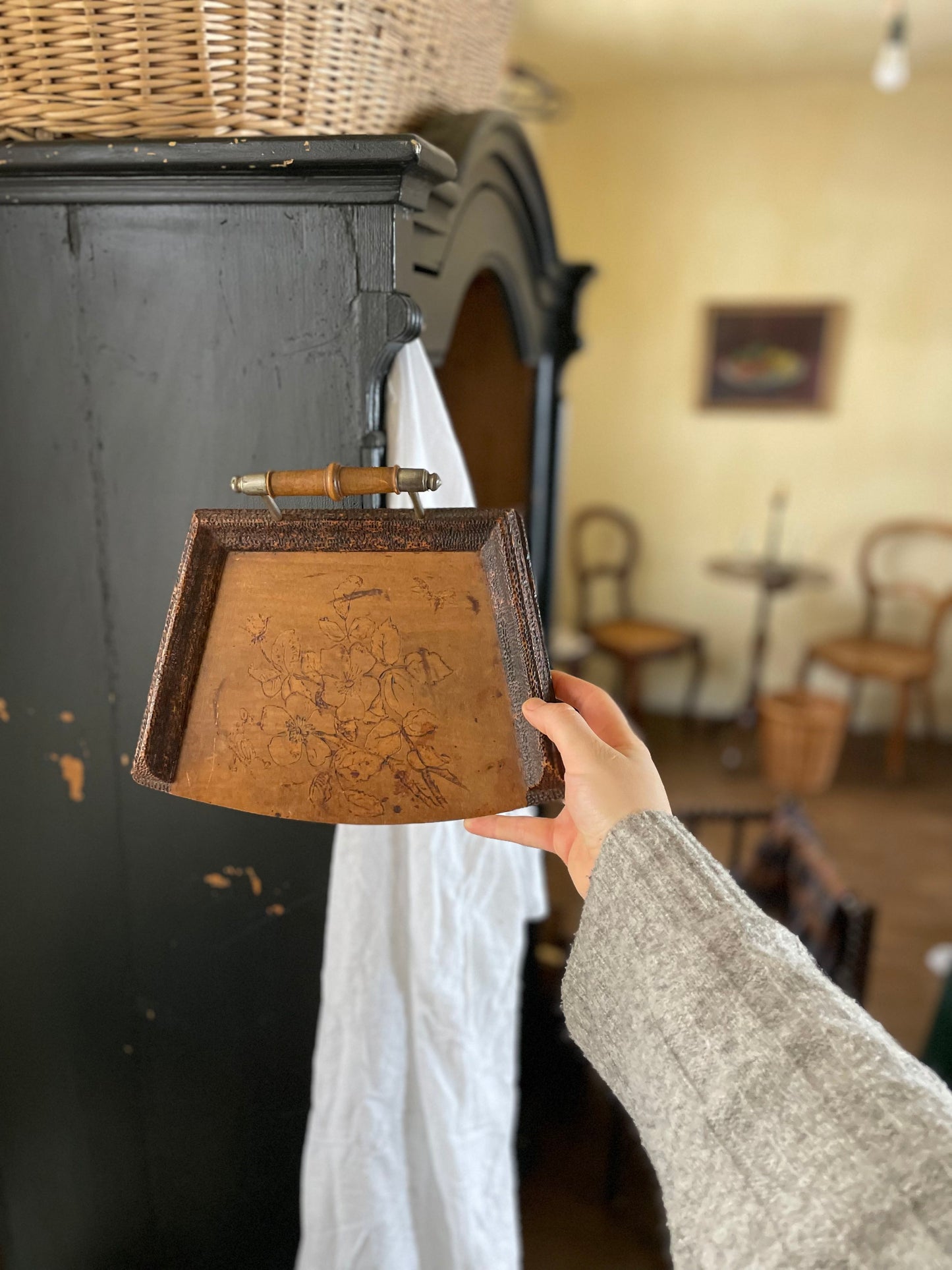 Făraș vintage din lemn, pirogravat