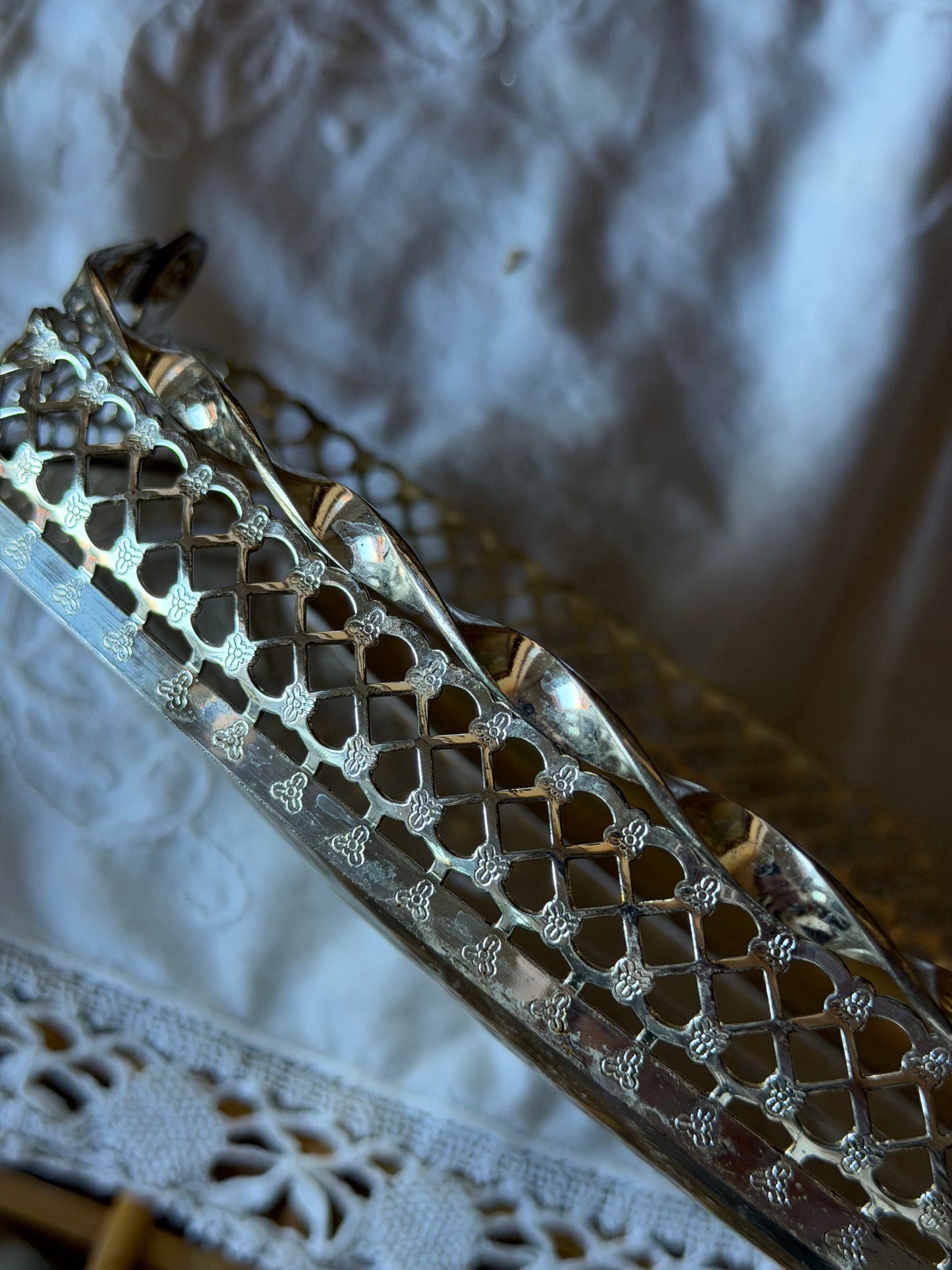 Tavǎ vintage cu mâner Queen Anne England placatǎ cu argint, 1970