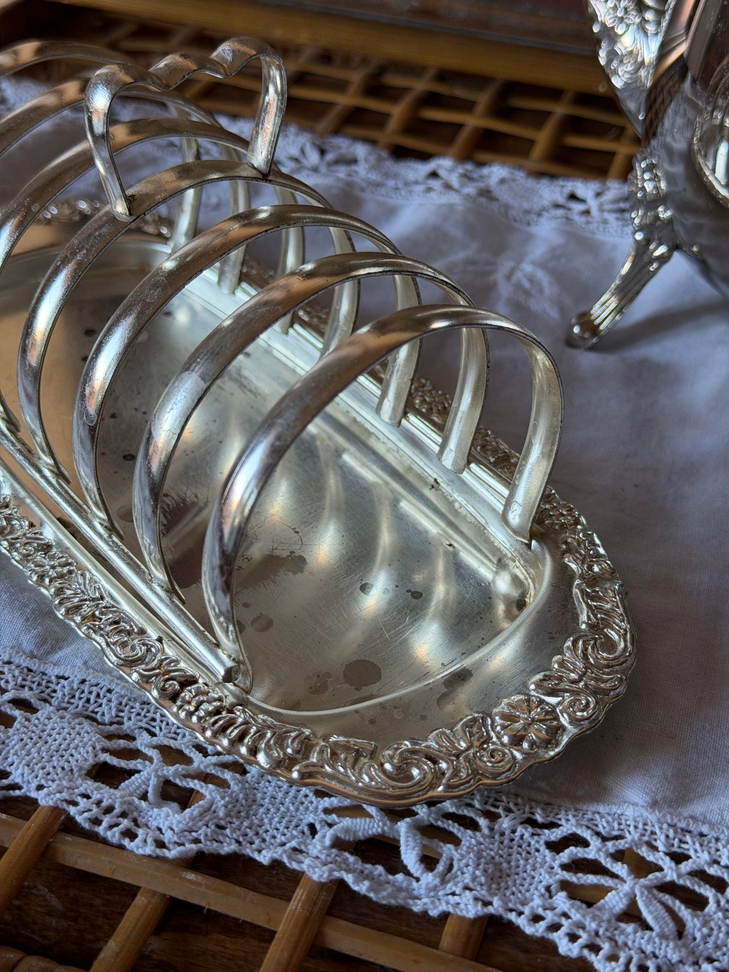 Suport englezesc de pâine prǎjitǎ placat cu argint