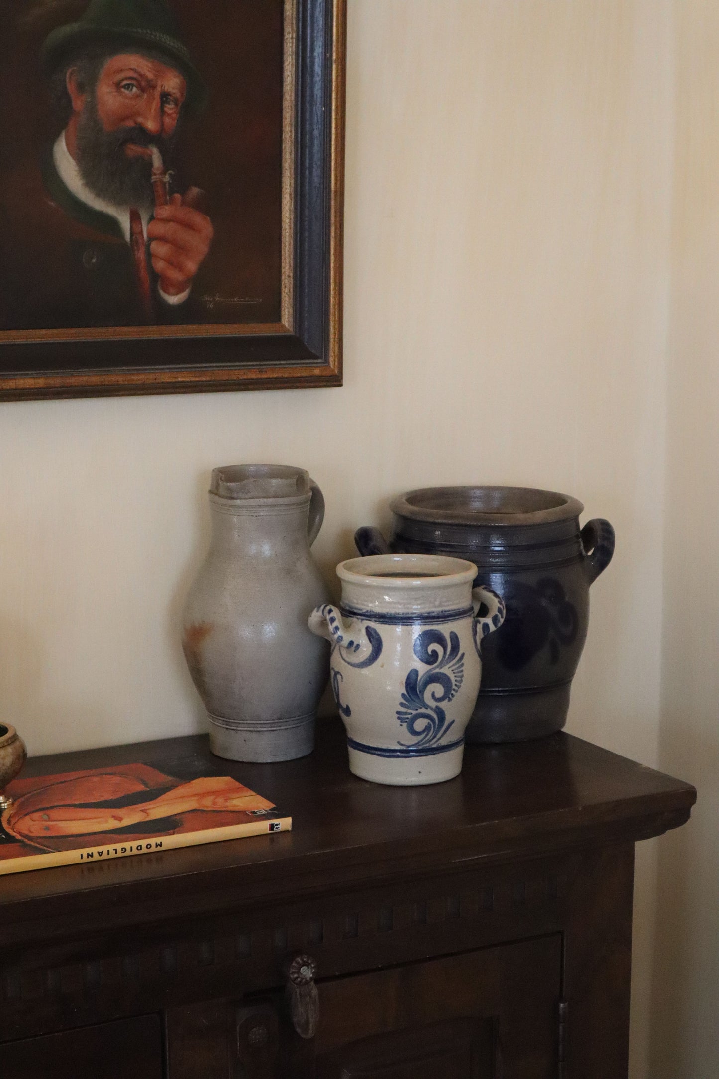 Recipient vintage din lut motive florale, semnat.