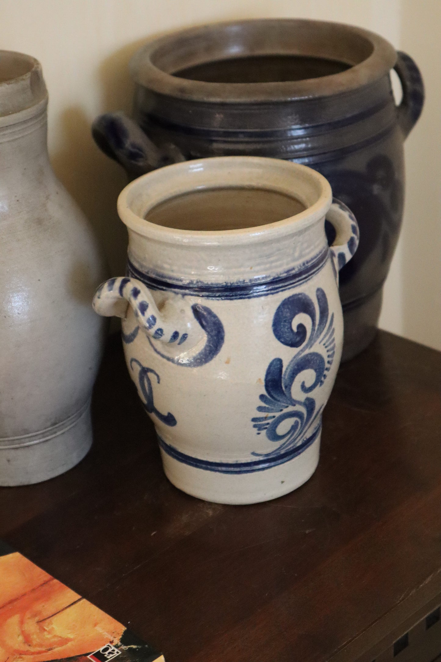 Recipient vintage din lut motive florale, semnat.