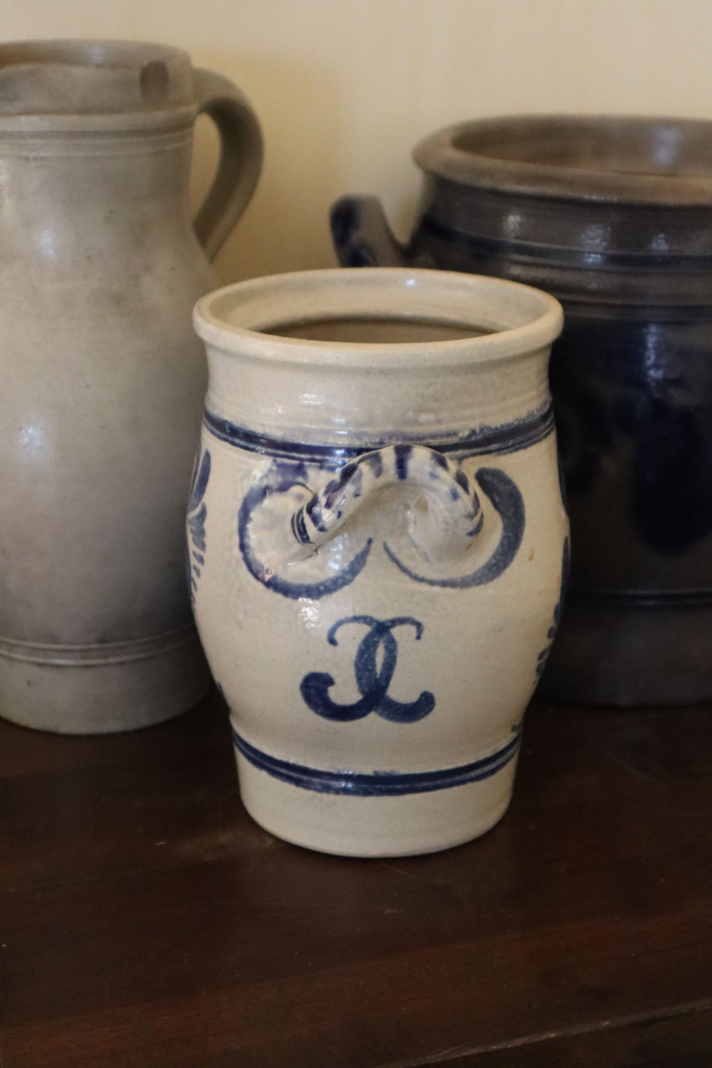 Recipient vintage din lut motive florale, semnat.