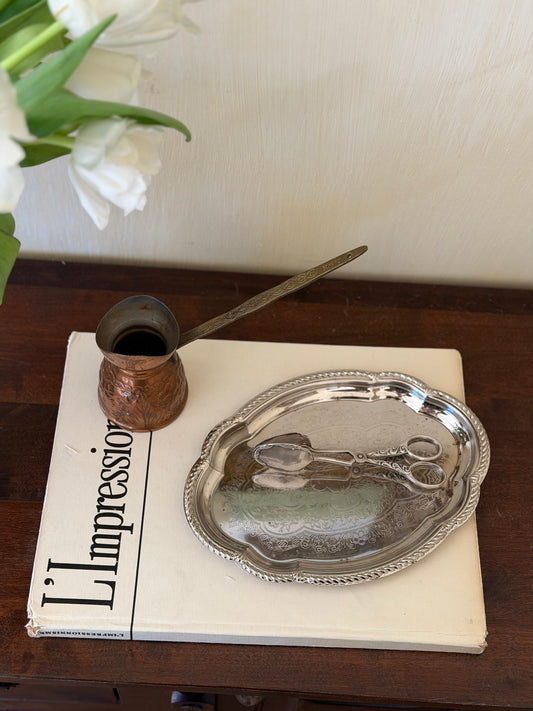 Tavǎ ovalǎ pentru servire placatǎ cu argint și gravuri detaliate