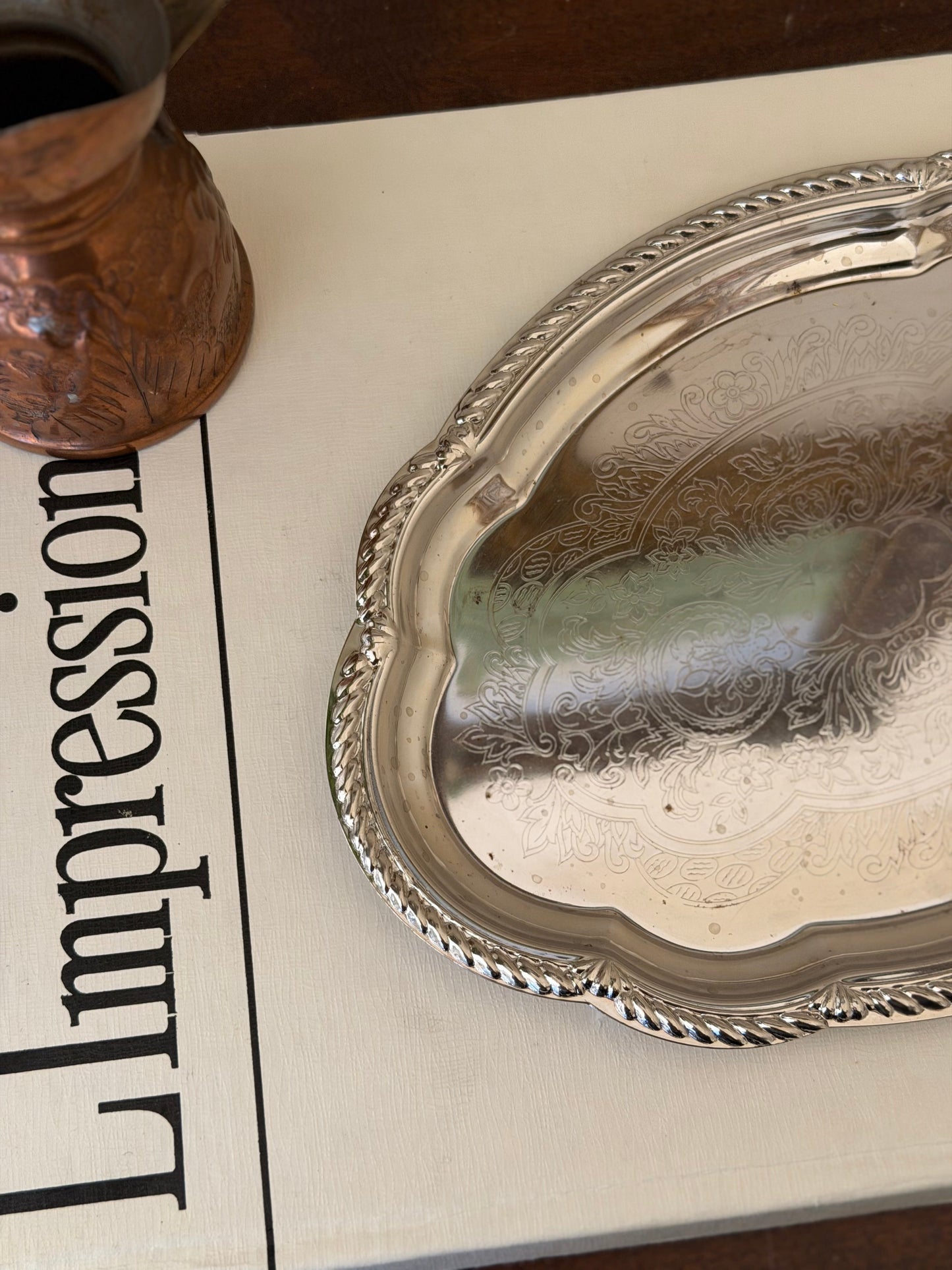 Tavǎ ovalǎ pentru servire placatǎ cu argint și gravuri detaliate