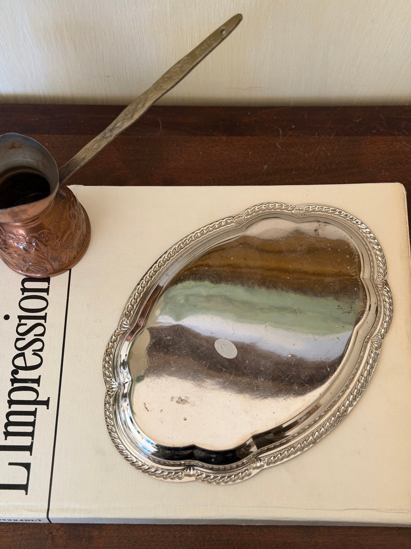 Tavǎ ovalǎ pentru servire placatǎ cu argint și gravuri detaliate