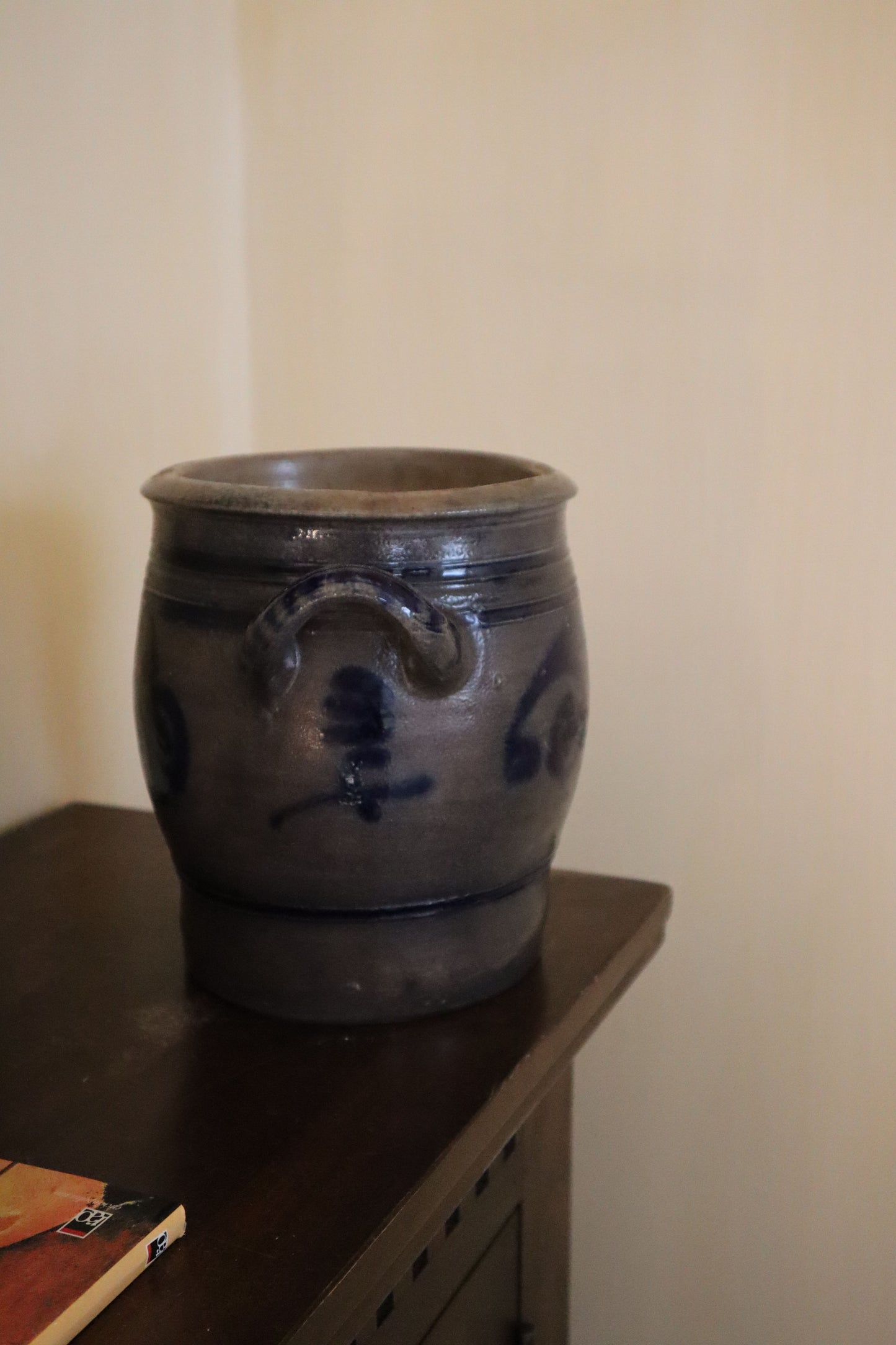 Vas vechi din lut lucrat manual