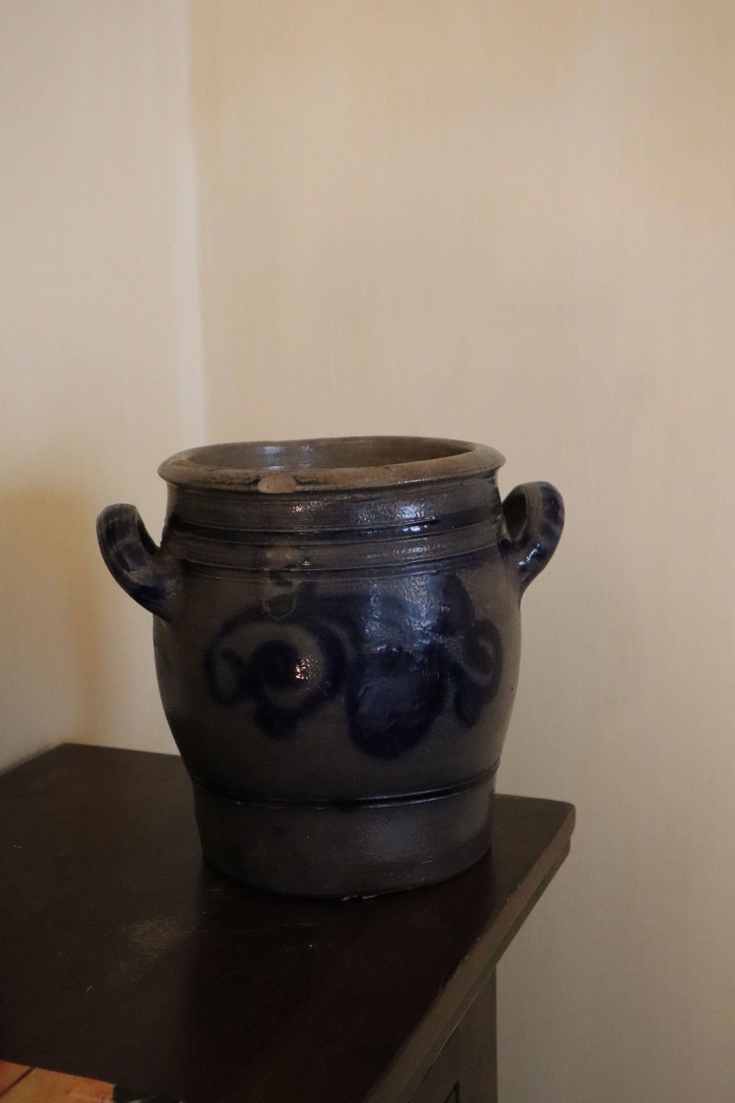 Vas vechi din lut lucrat manual