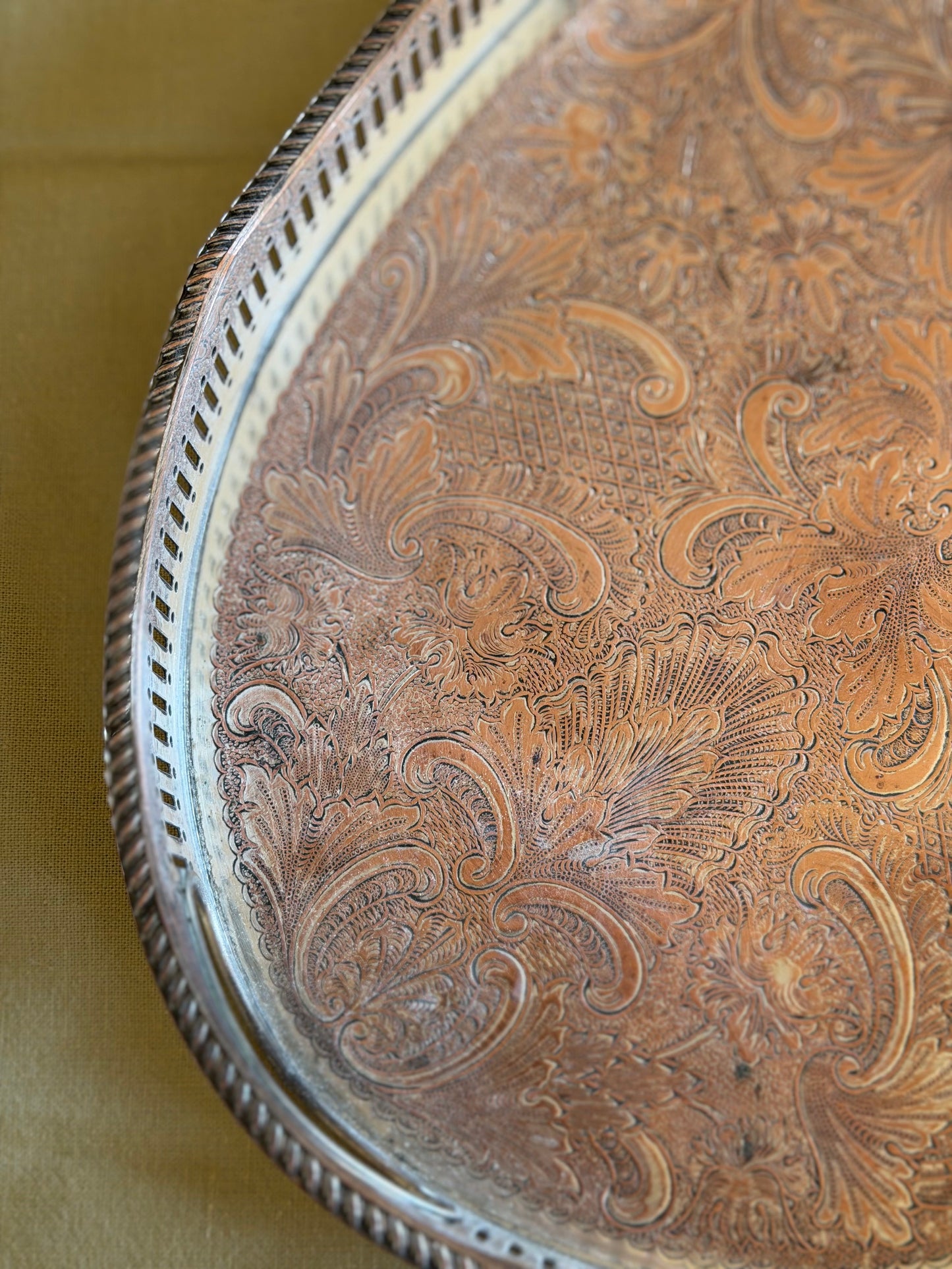 Tavǎ ovalǎ englezeascǎ din cupru argintat, 1940s