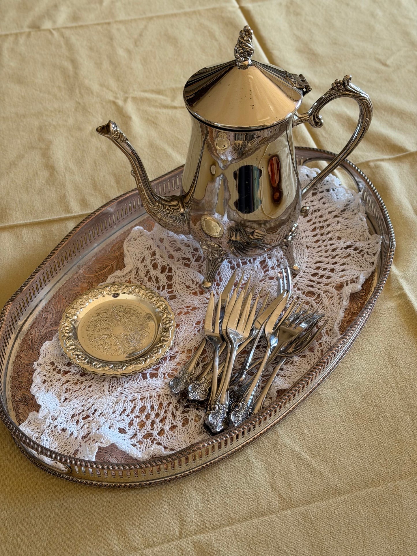 Tavǎ ovalǎ englezeascǎ din cupru argintat, 1940s