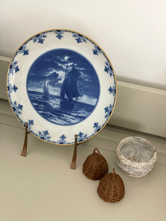 Farfurie albastru cobalt  vintage din porțelan, peisaj marin