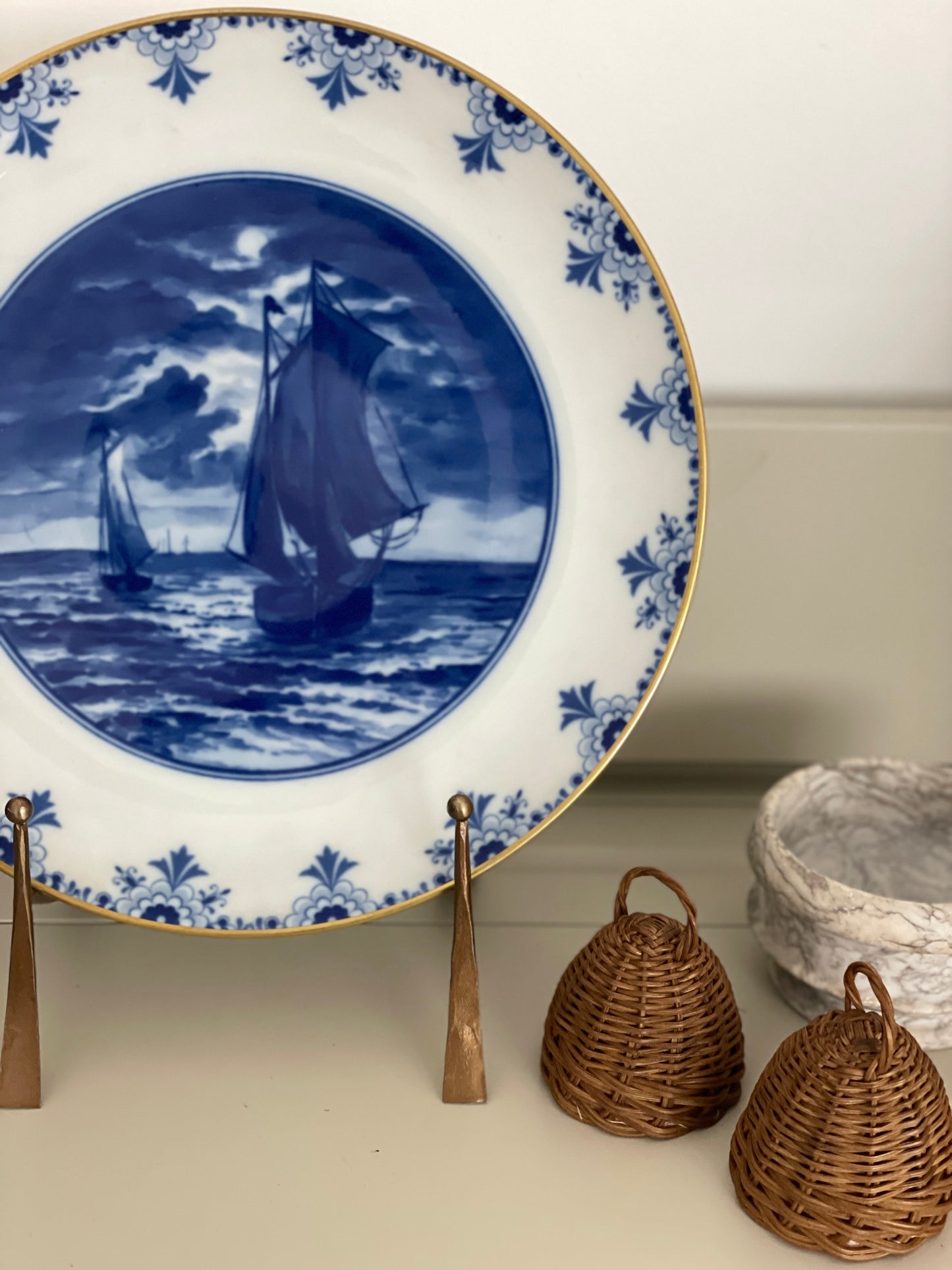 Farfurie albastru cobalt  vintage din porțelan, peisaj marin